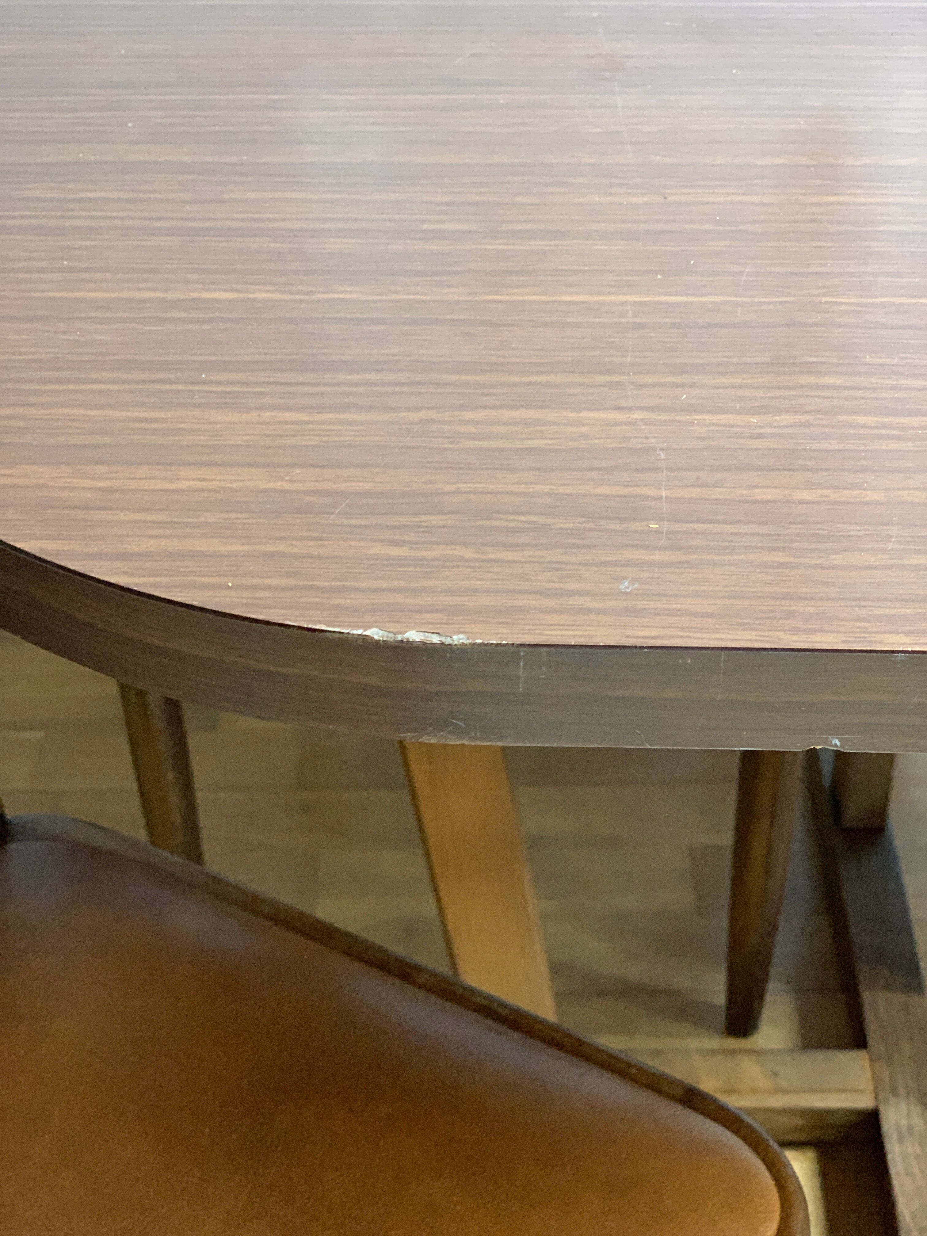 Built-in table and chairs Thonet