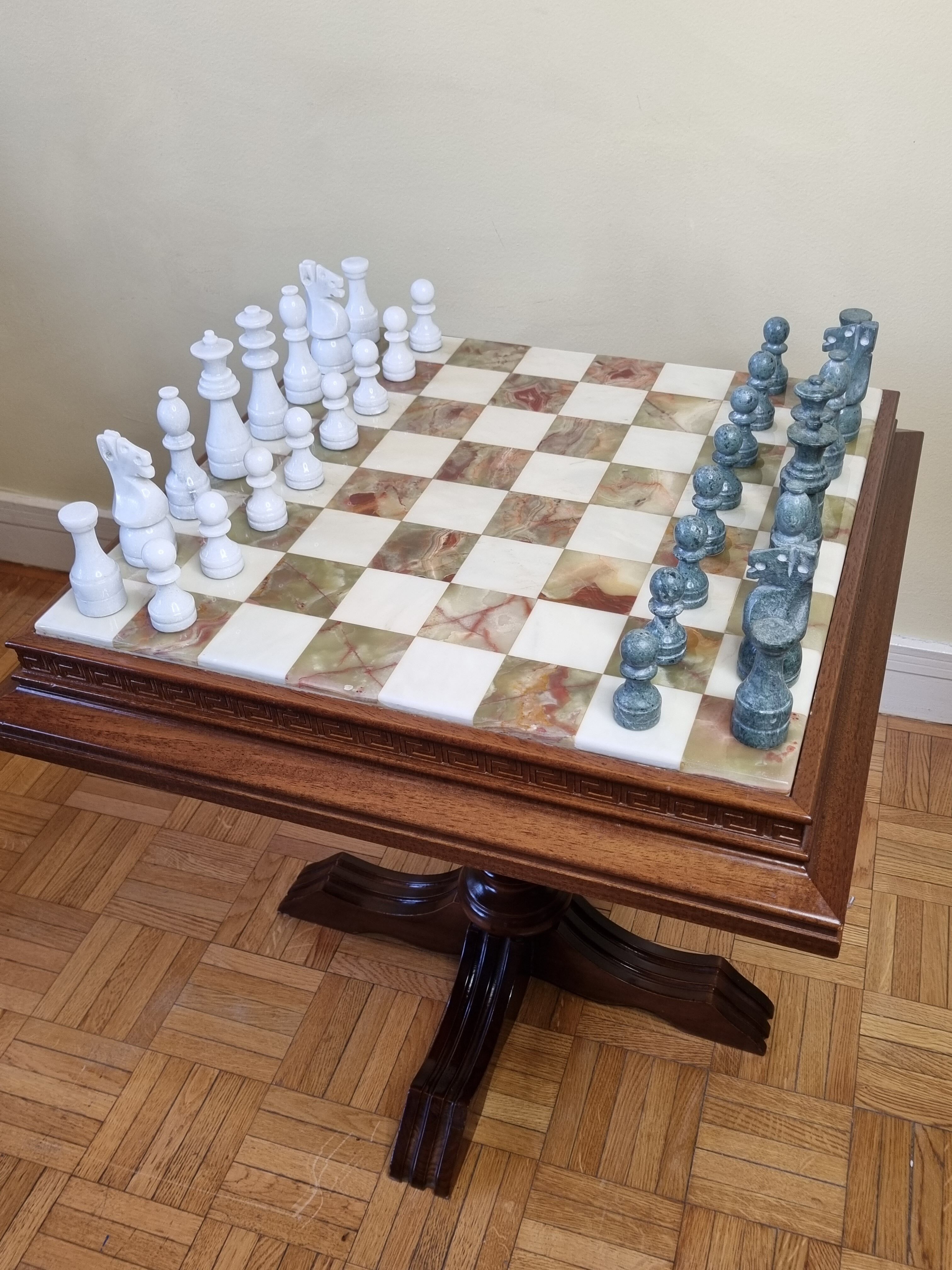 Table et jeu d'échecs en onyx et marbre blanc