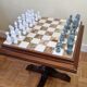 Table et jeu d'échecs en onyx et marbre blanc
