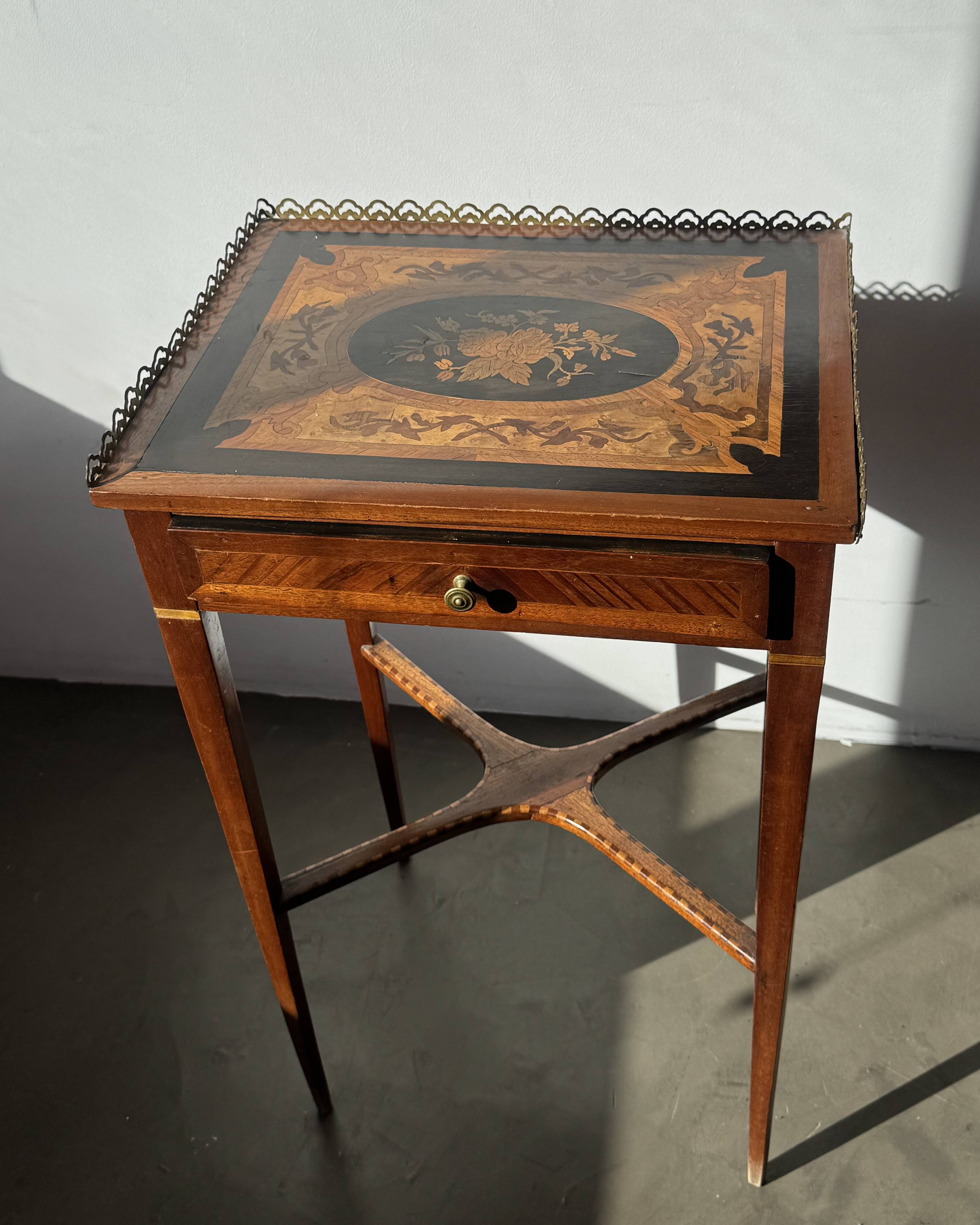 ELEGANCE - Side table in marquetry and brass