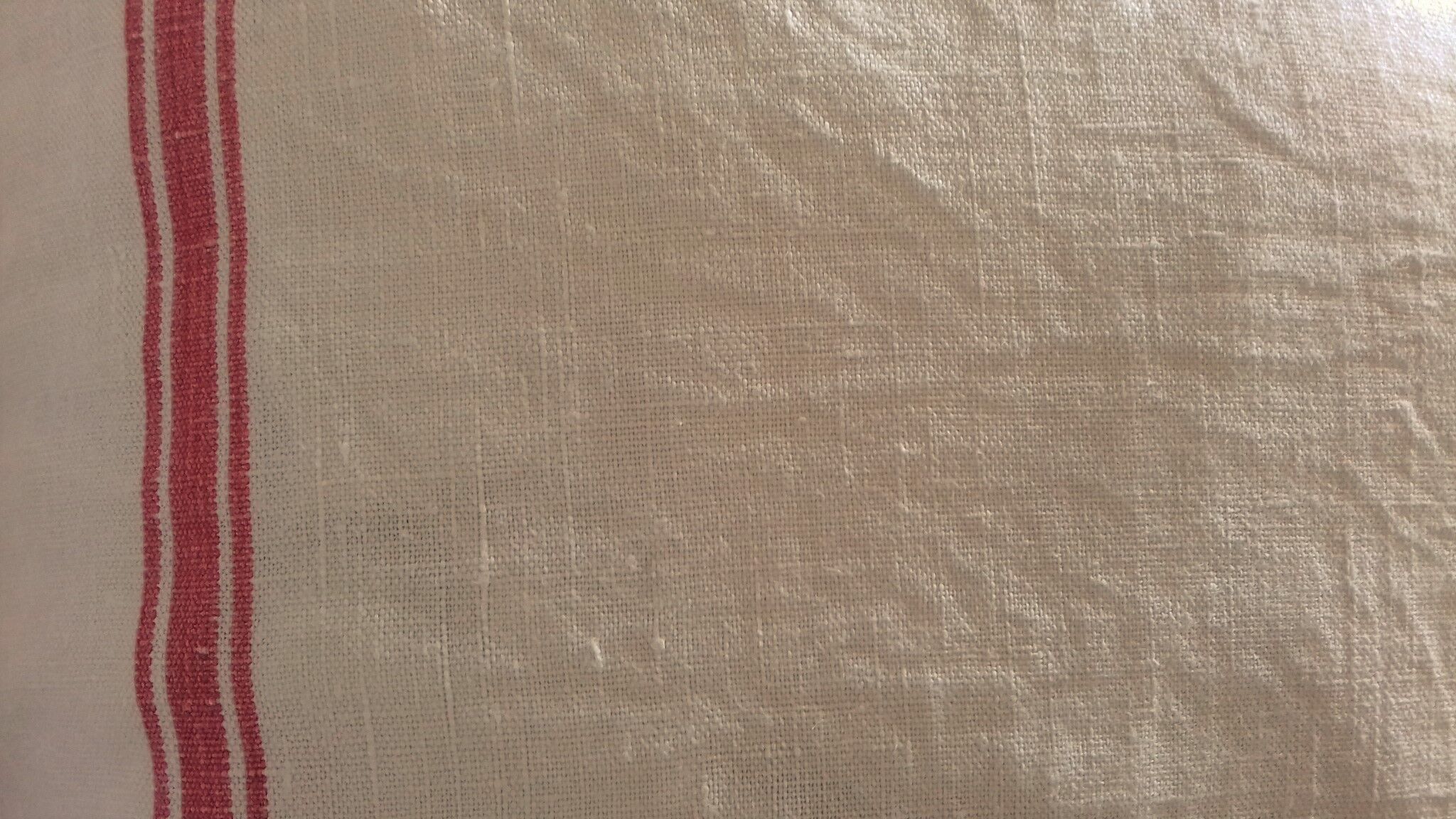 Cushion red stripes monogram B