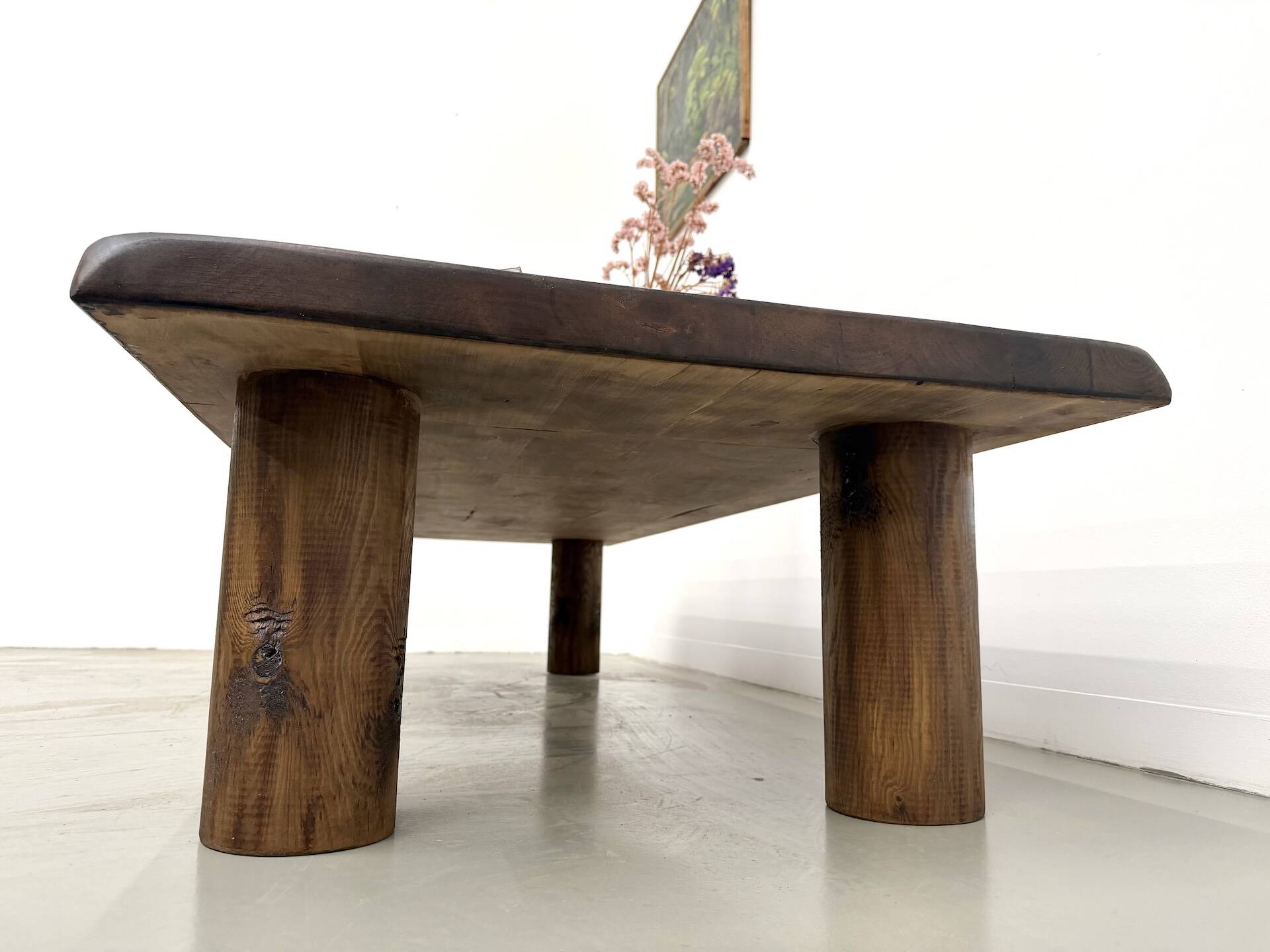 Modernist coffee table in solid elm, cylindrical pine base, 1970s.