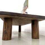 Modernist coffee table in solid elm, cylindrical pine base, 1970s.