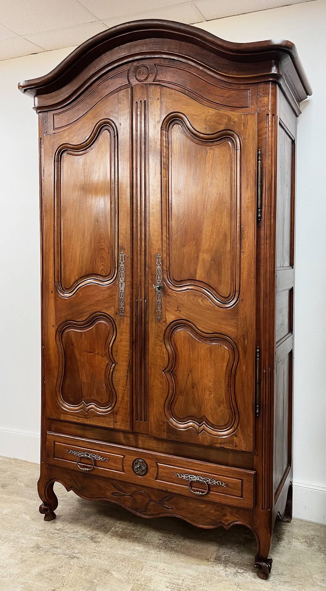Large Louis XV walnut wardrobe, 19th century