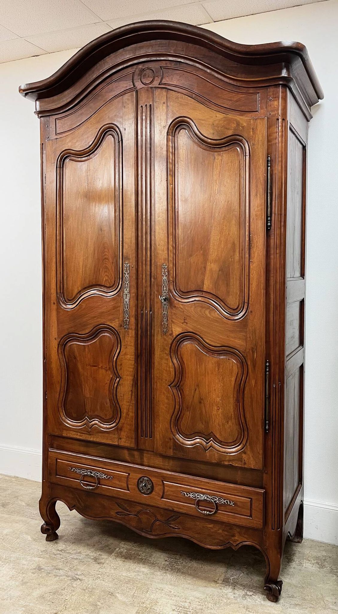 Large Louis XV walnut wardrobe, 19th century