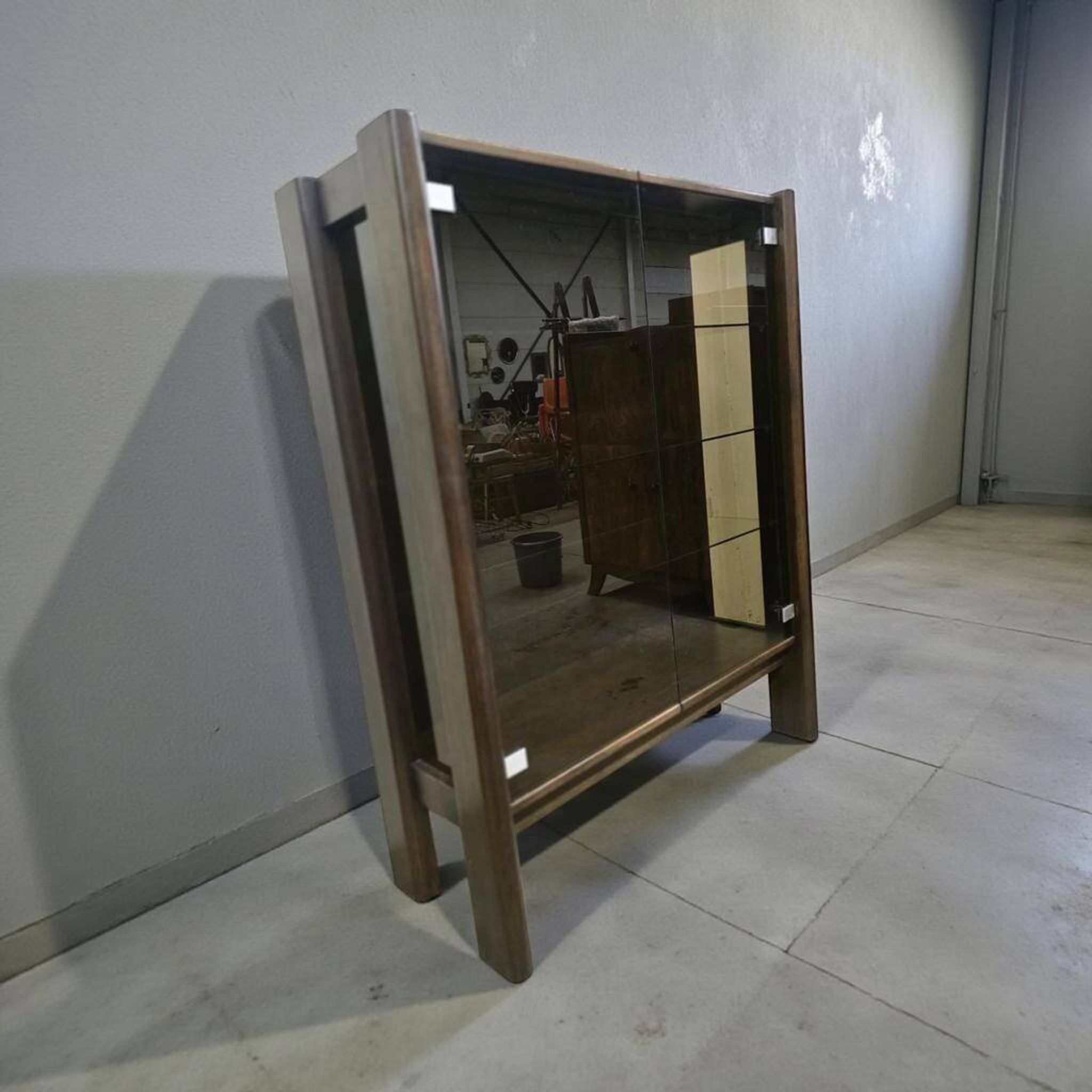 Vitrine vintage en bois massif avec verre fumé