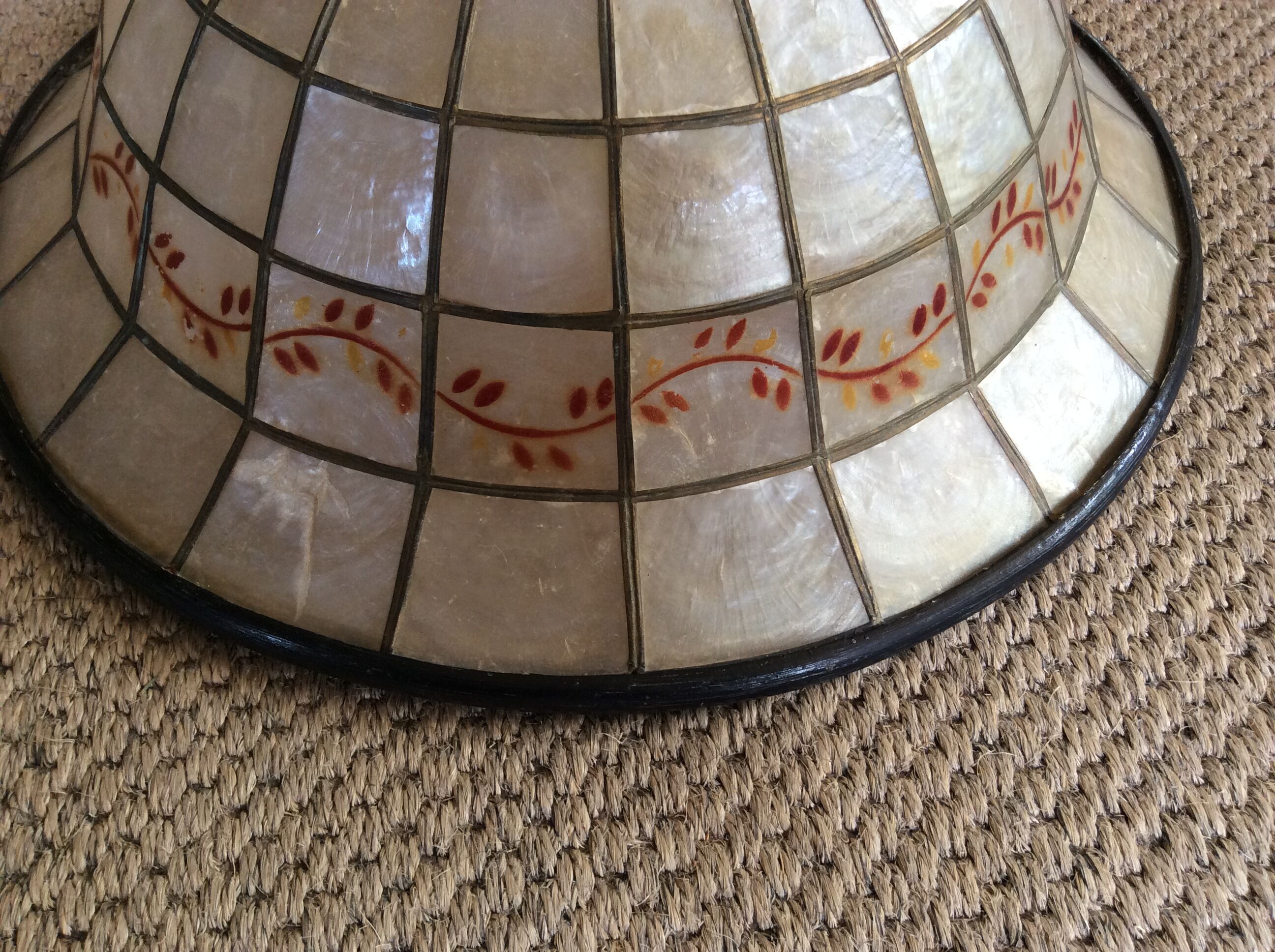 Mother-of-pearl suspension