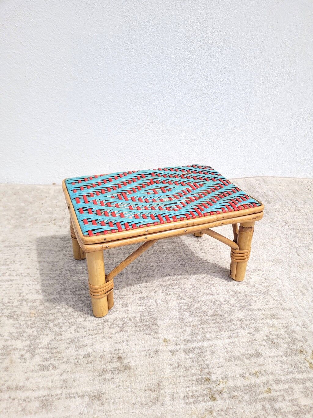 Petite tablette d’appoint en rotin rouge et vert céladon