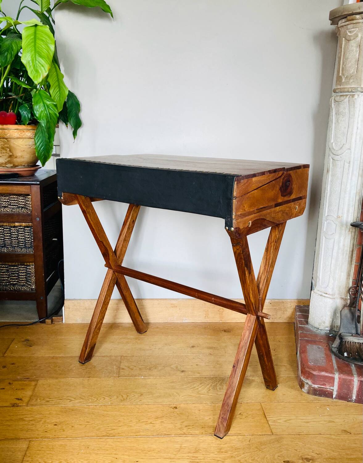 Desk, writing desk in solid rosewood and studded leather, 20th century.