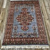 Tapis pakistanais en laine, signé et certifié