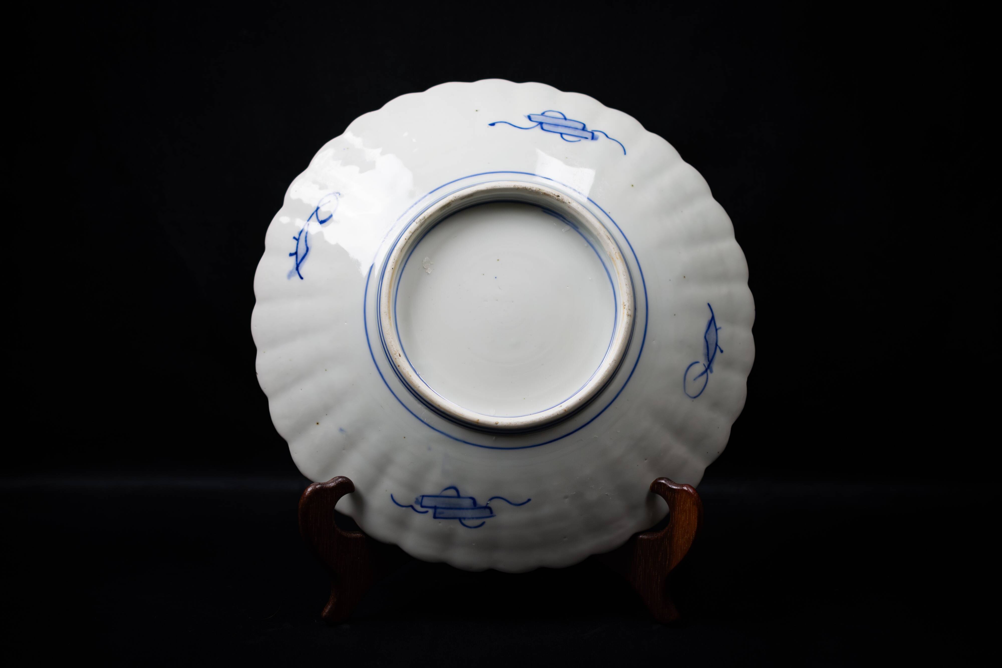 Japanese Imari porcelain dish with radiant decoration and scalloped edges