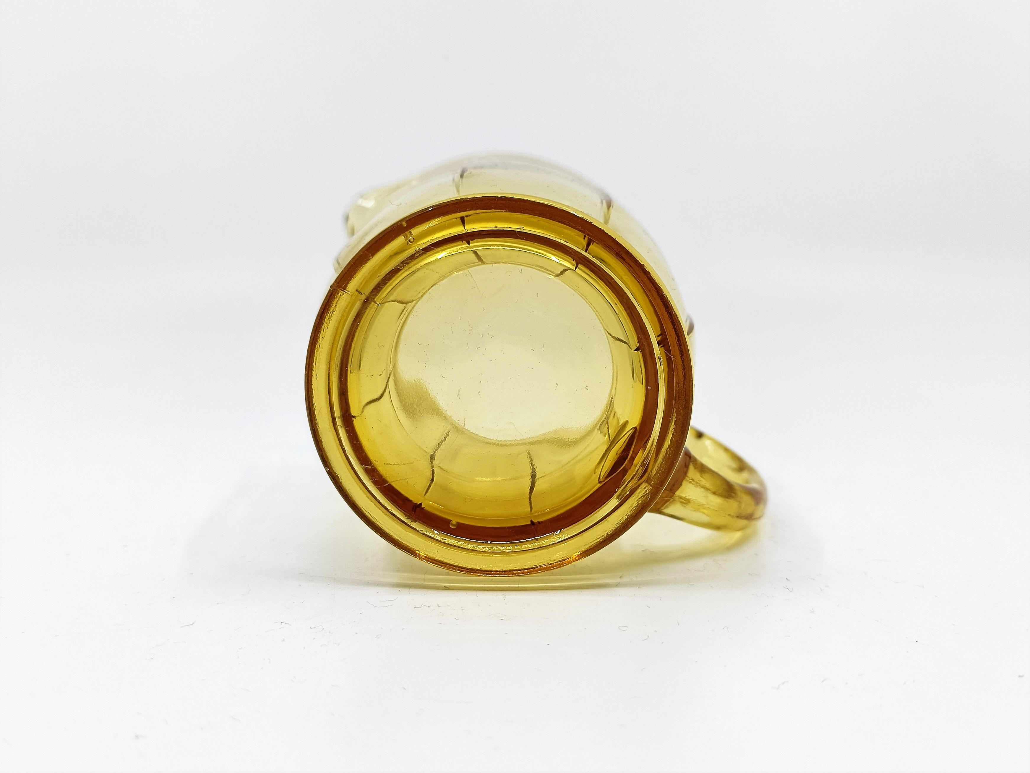 Petit pichet en verre jaune ambré de style art déco