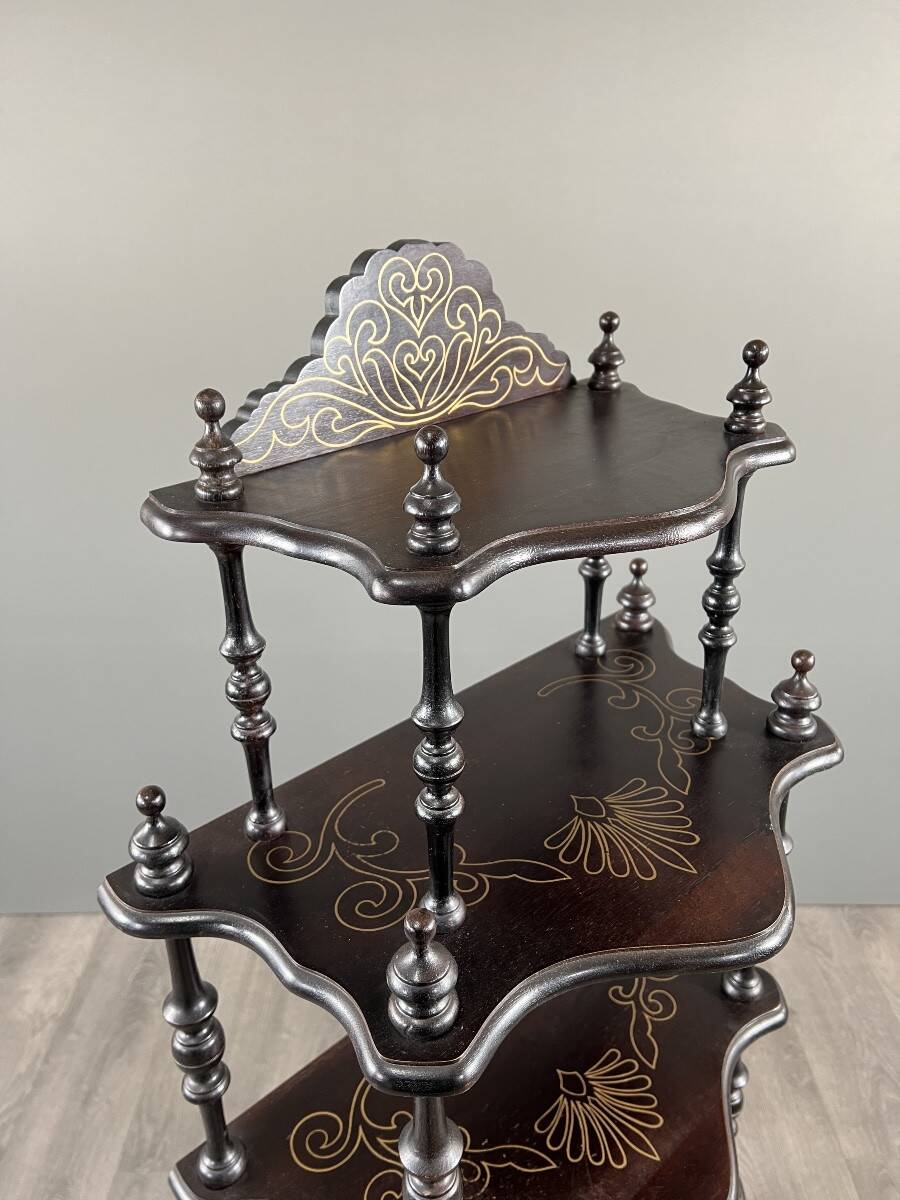 Étagère Napoléon III en bois noirci, fin XIXe siècle