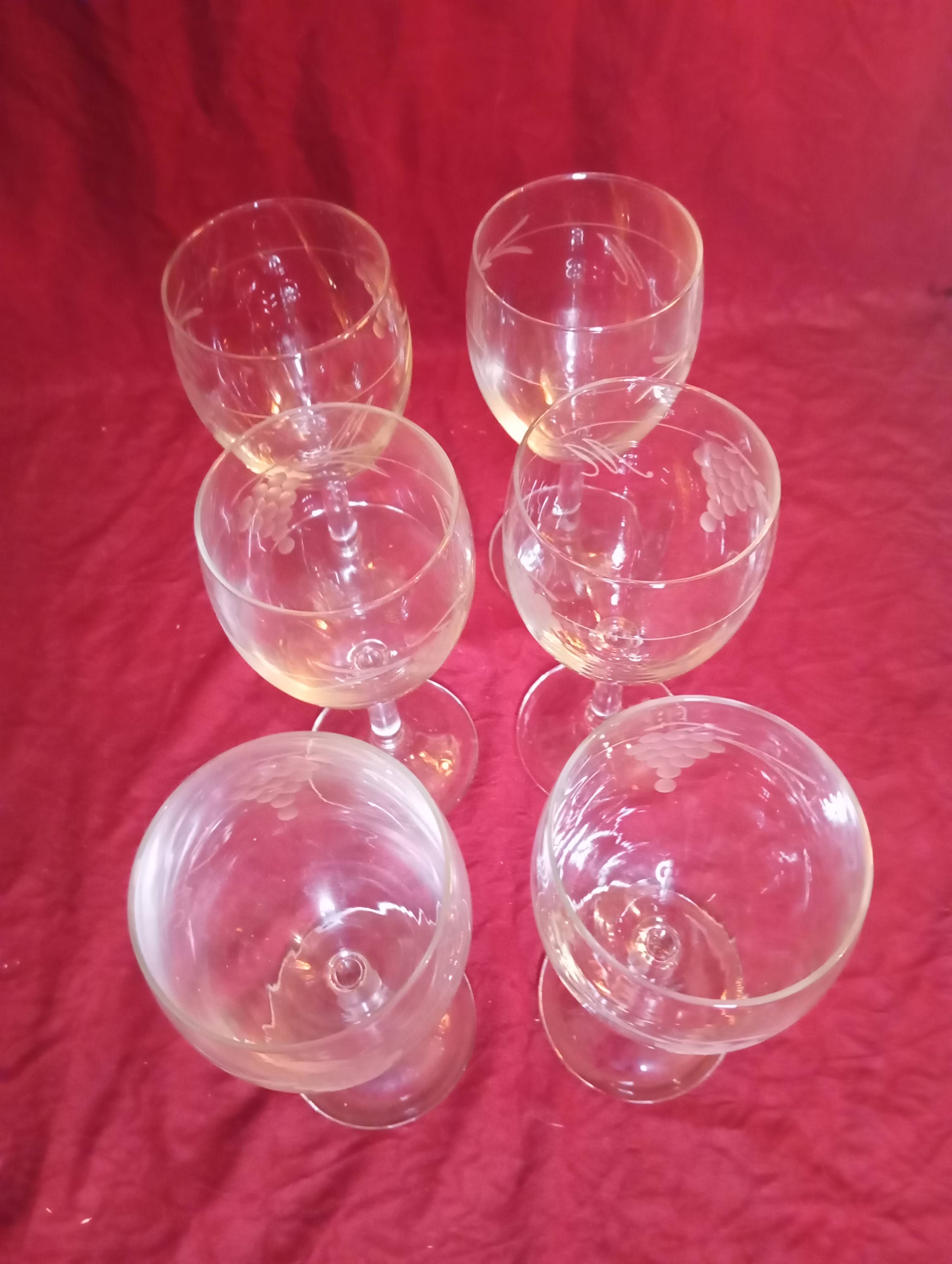 6 engraved water glasses with bunch of grapes