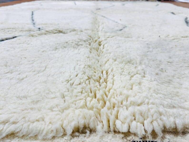 Large traditional handwoven Azilal Berber rug, size 3/4 m.