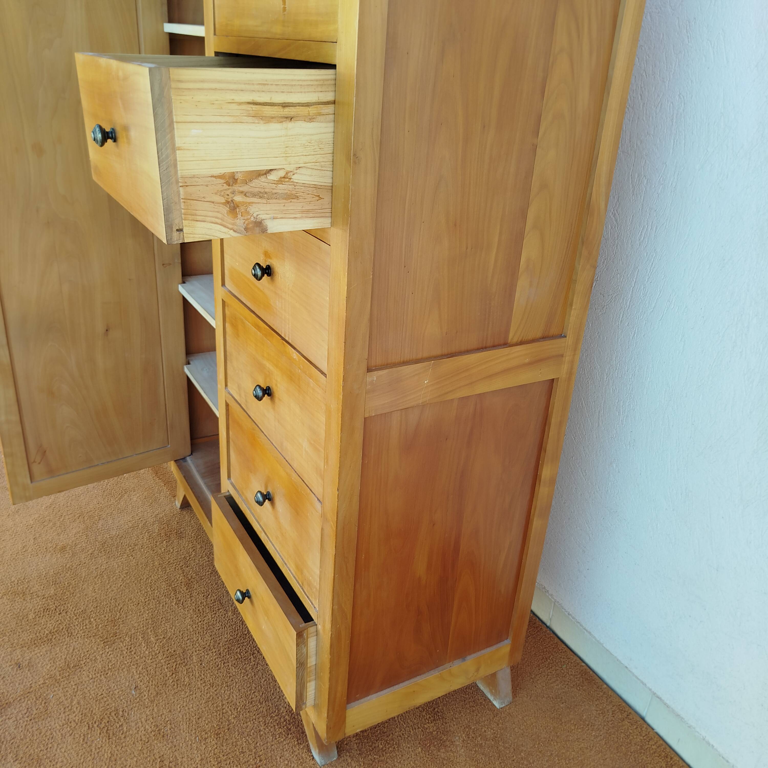 Asymmetrical furniture with compass feet from the 50s/60s