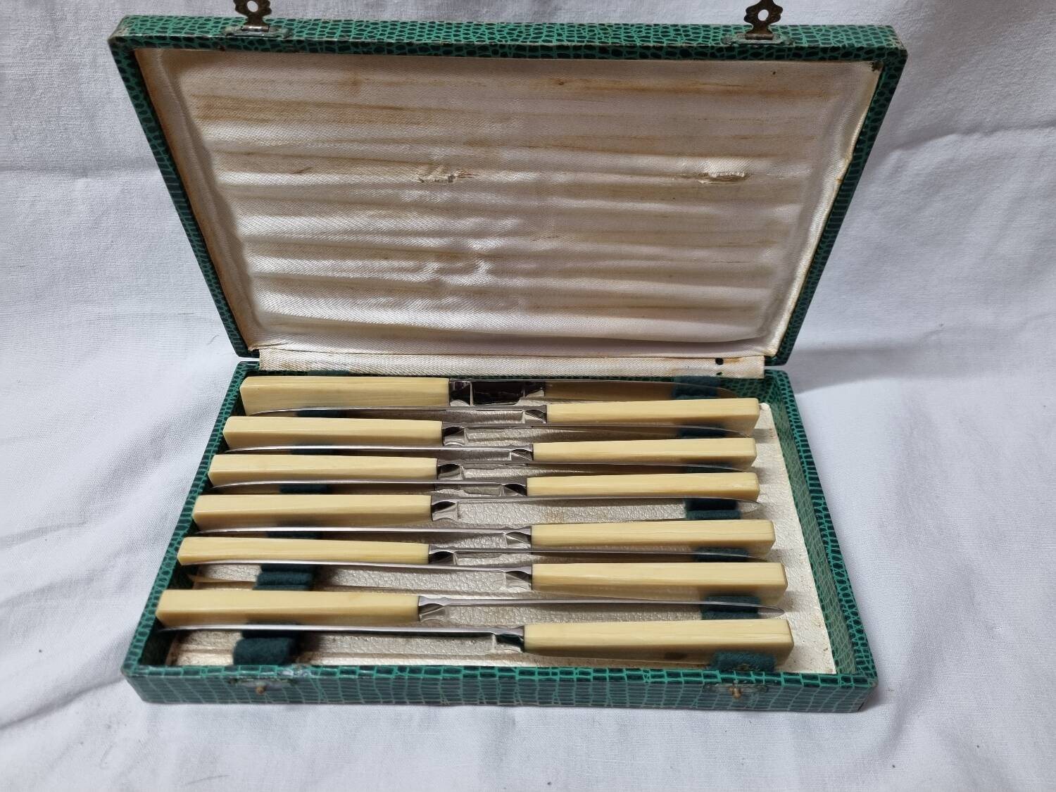 12 bakelite meat knives, 1970