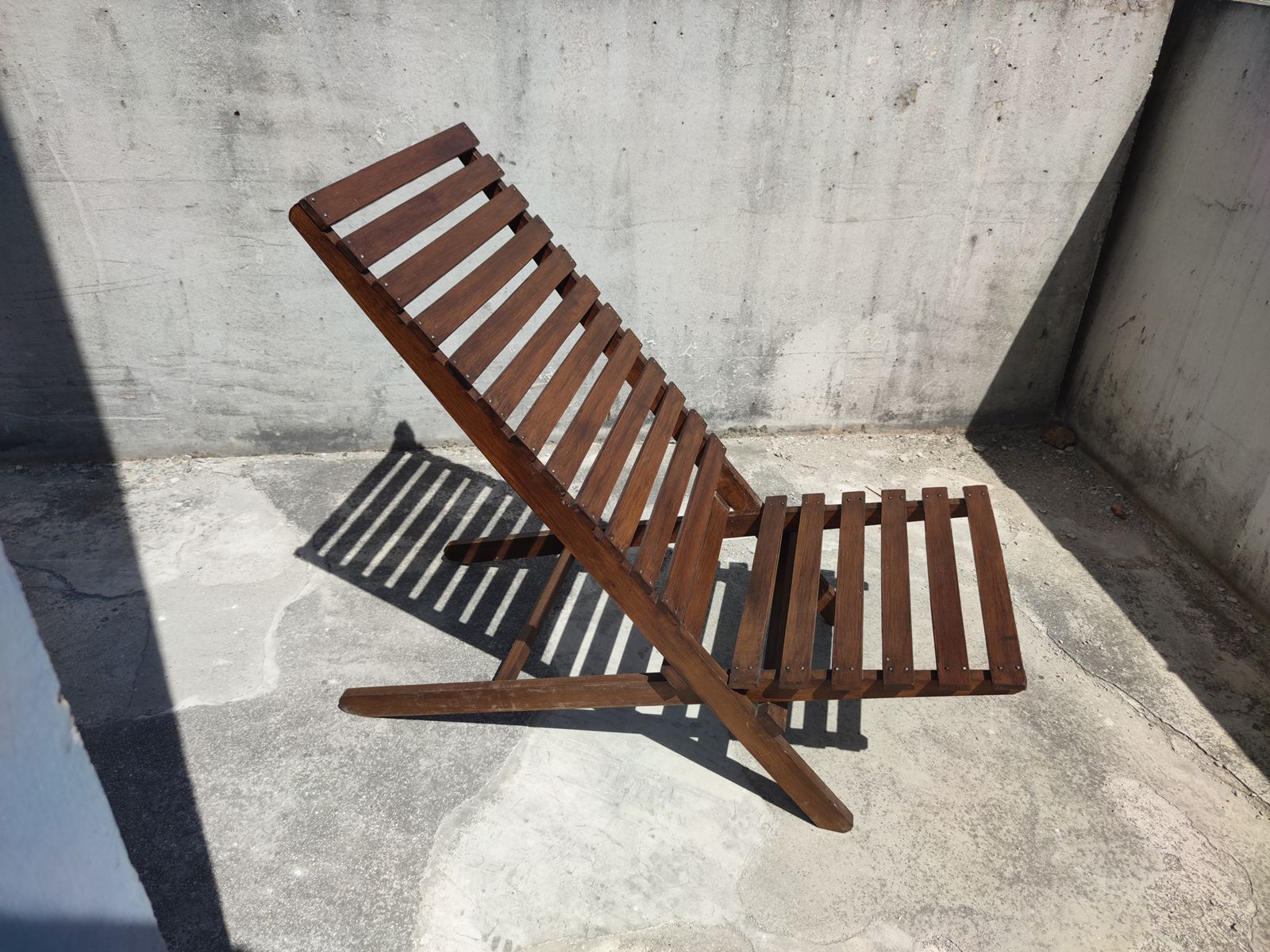 Teak lounge chair with foldable slats