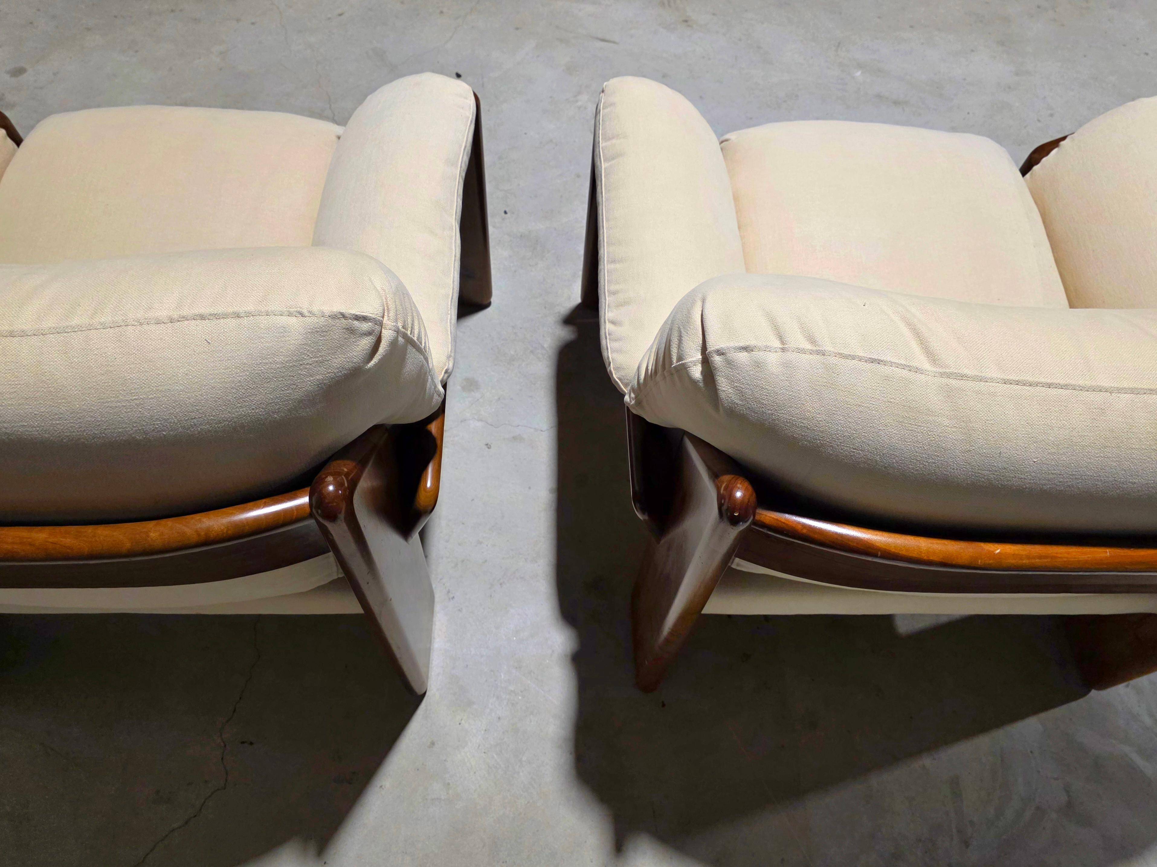Mid-century walnut "Sapporo" armchairs by Mario Marenco for Mobil Girgi, 1970.