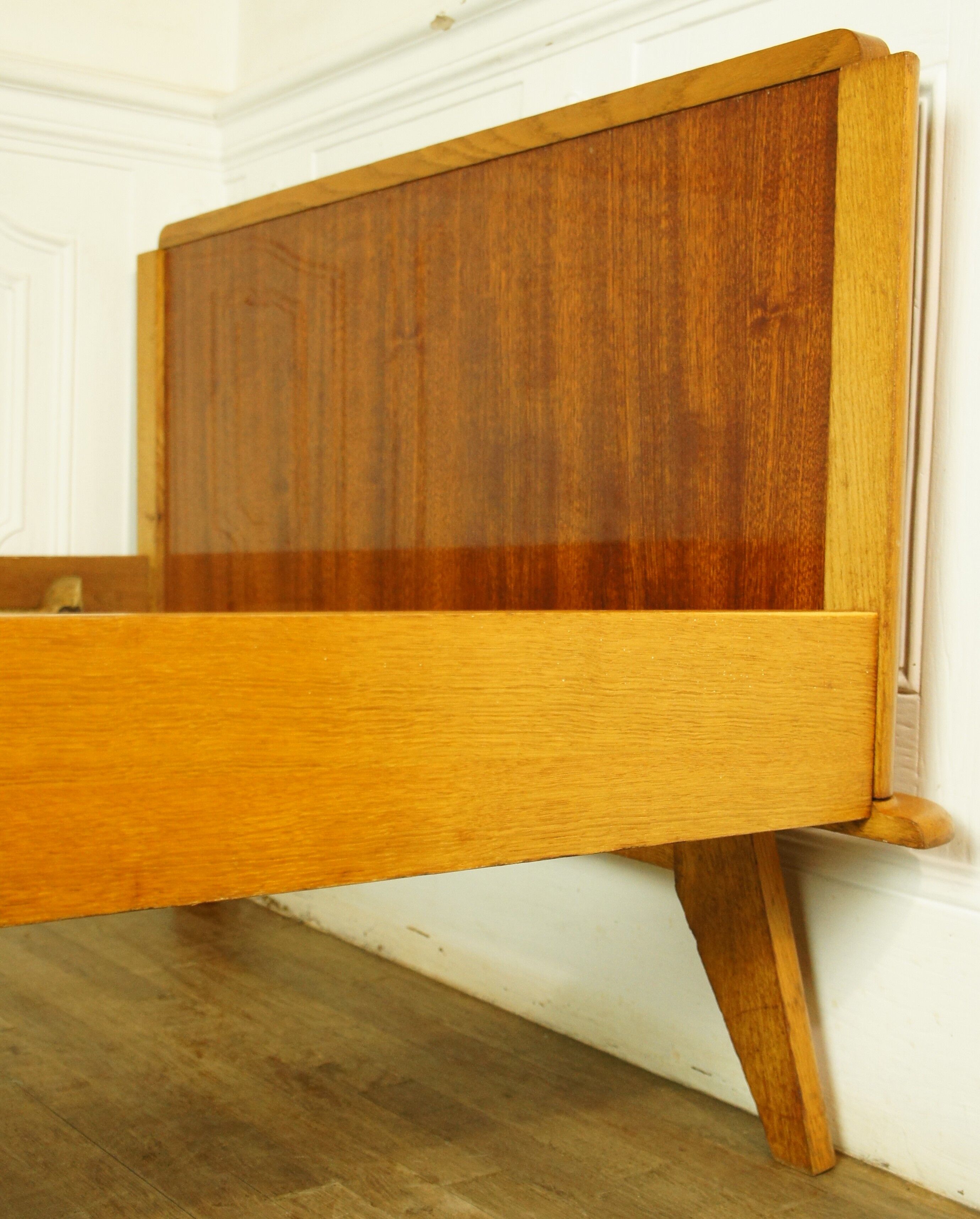 Daybed pieds compas en chêne doré et placage façon teck
