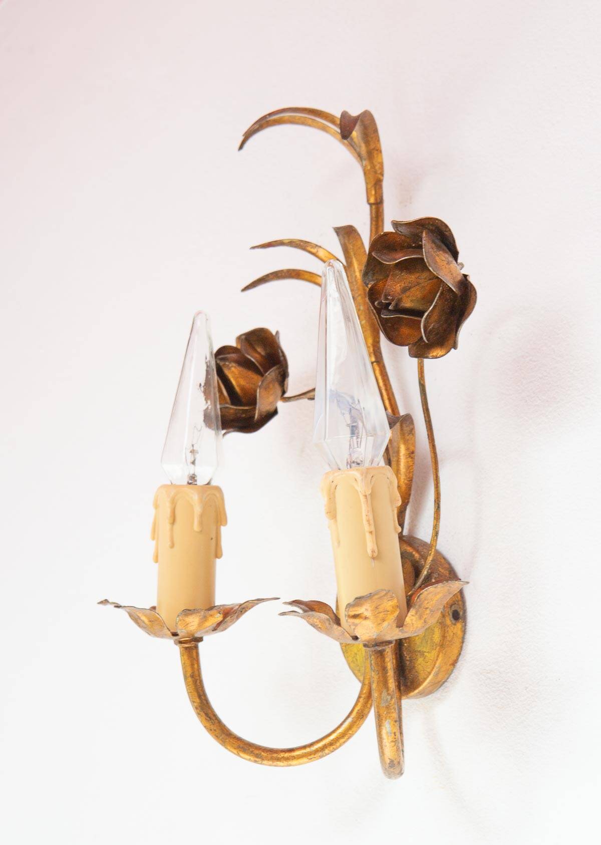 Vintage wall light in gold metal with flower and leaf decoration