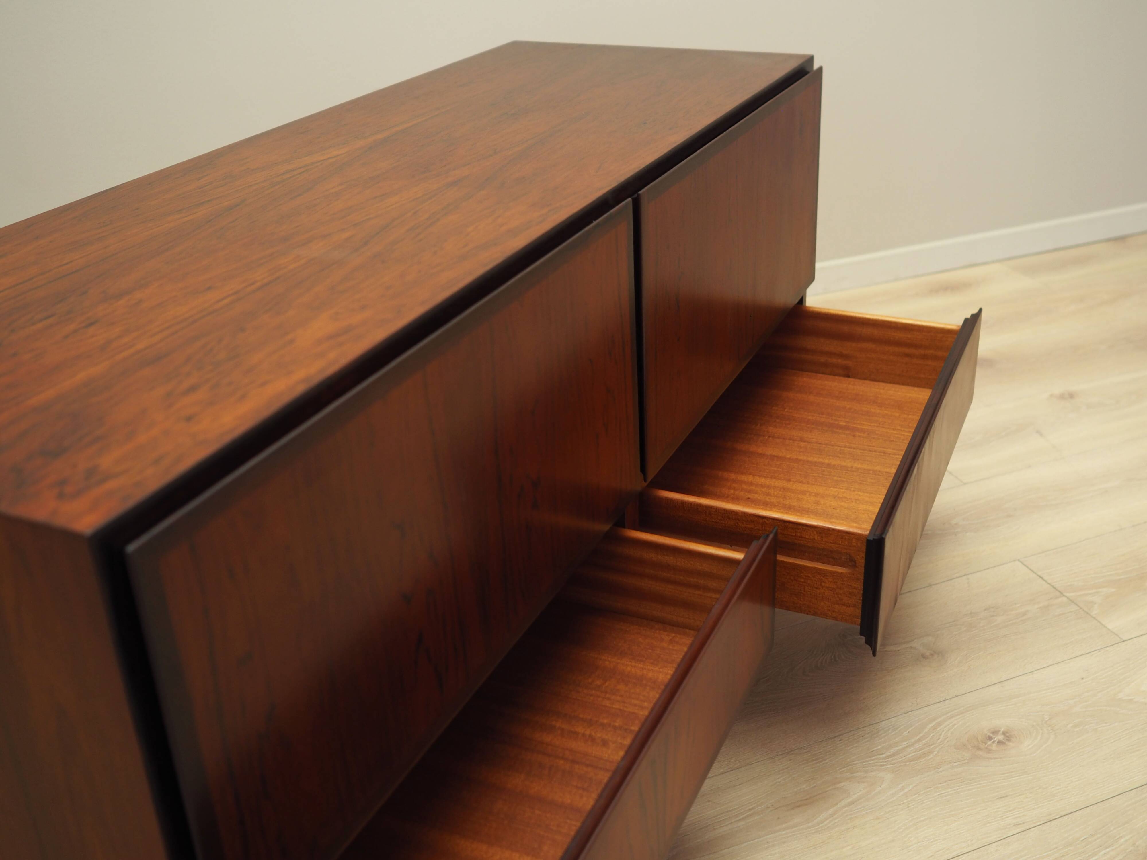 Commode en palissandre, design danois, années 1970, fabricant : Omann Jun