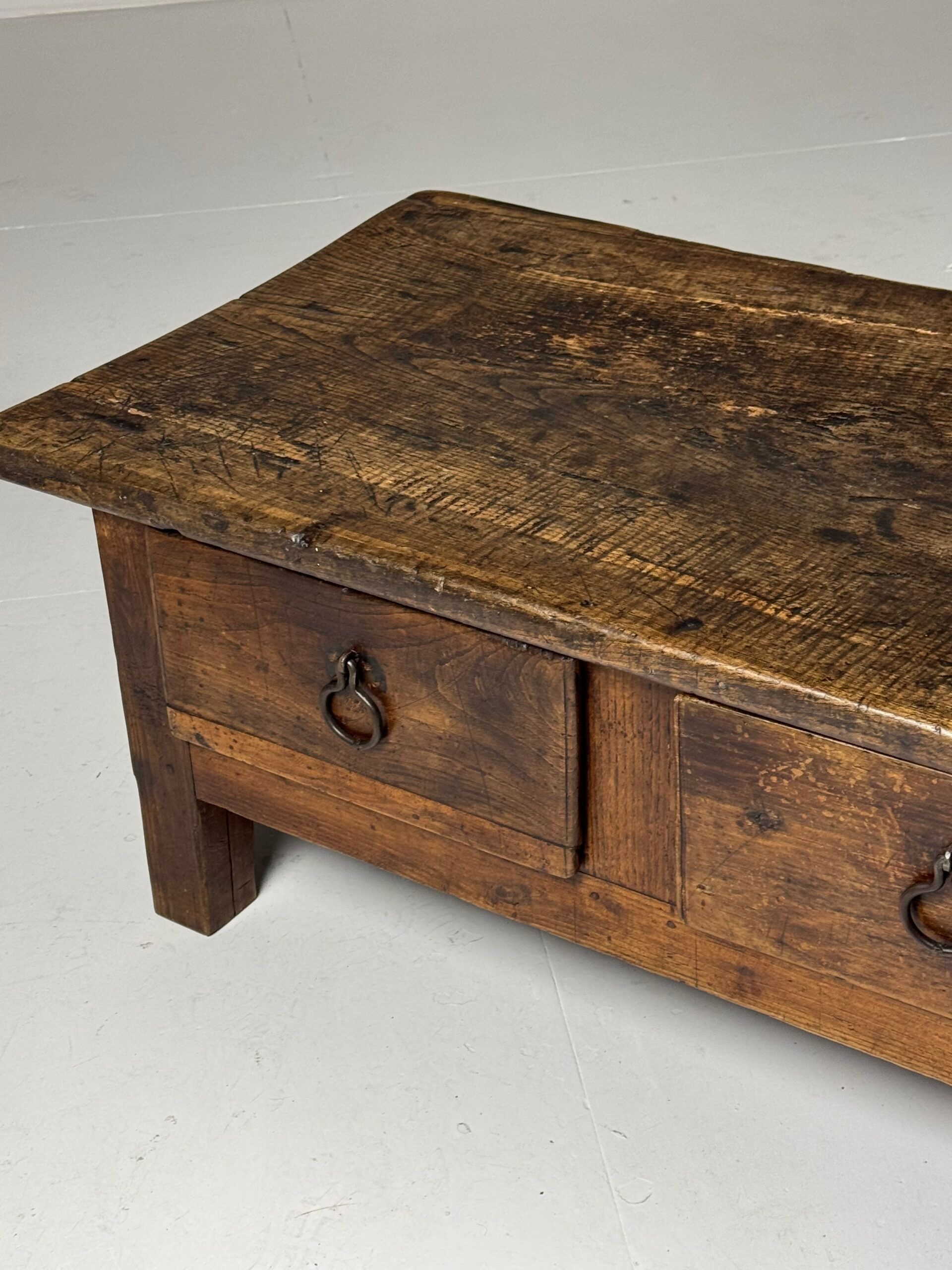 Table basse espagnole du XVIIIe siècle