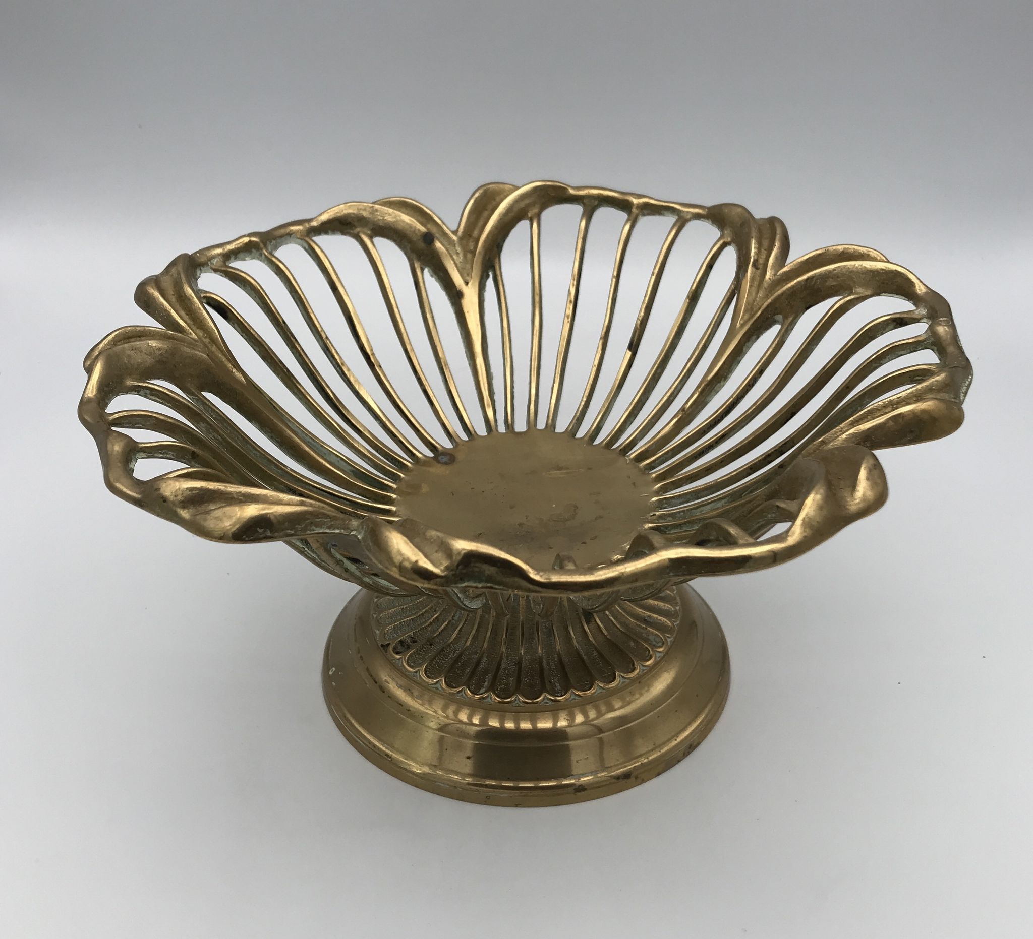 Stand cup or vintage basket of floral shape in golden brass, italy