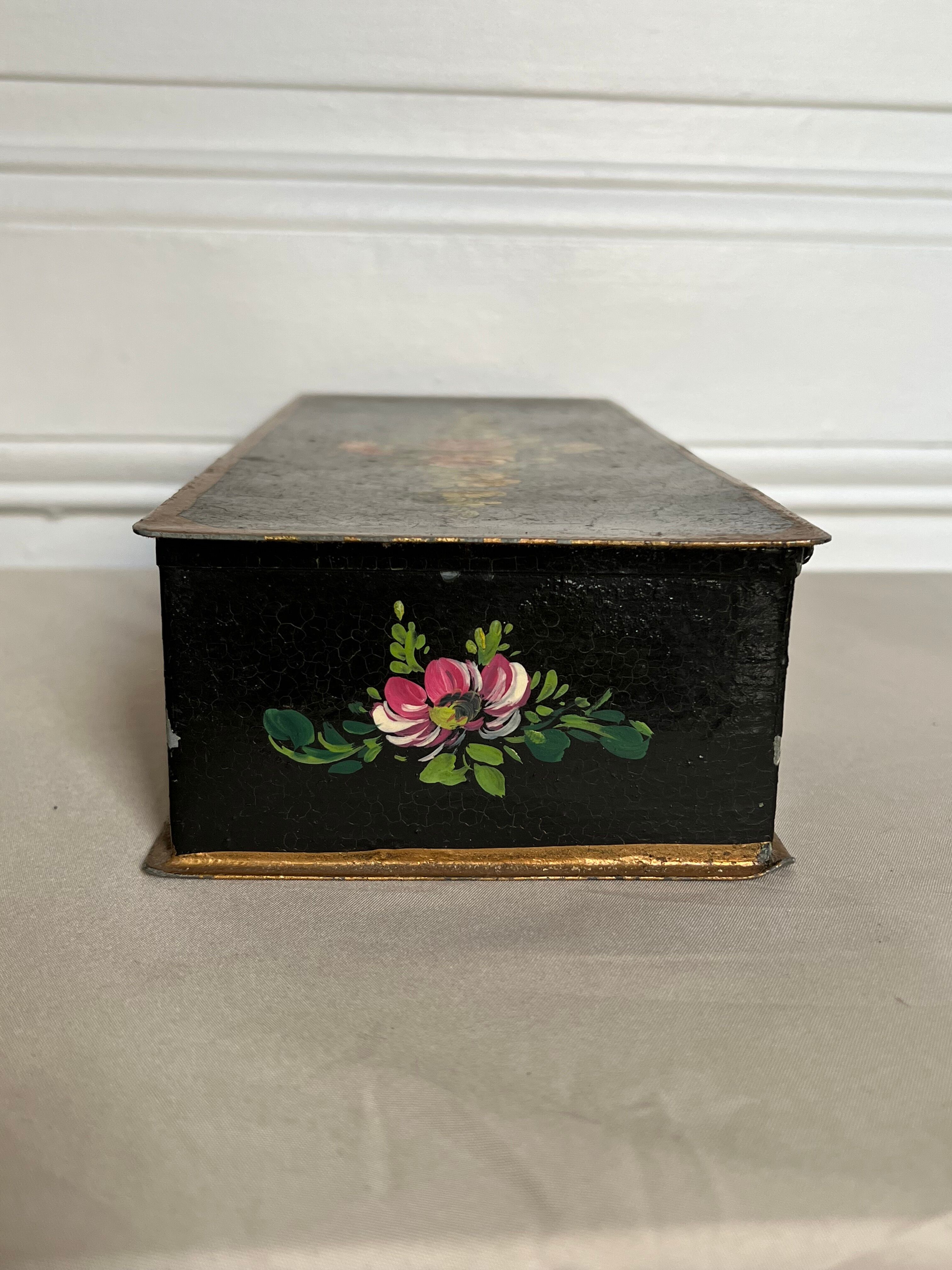 Boite à bijoux noir avec fleurs intérieur tissu gris