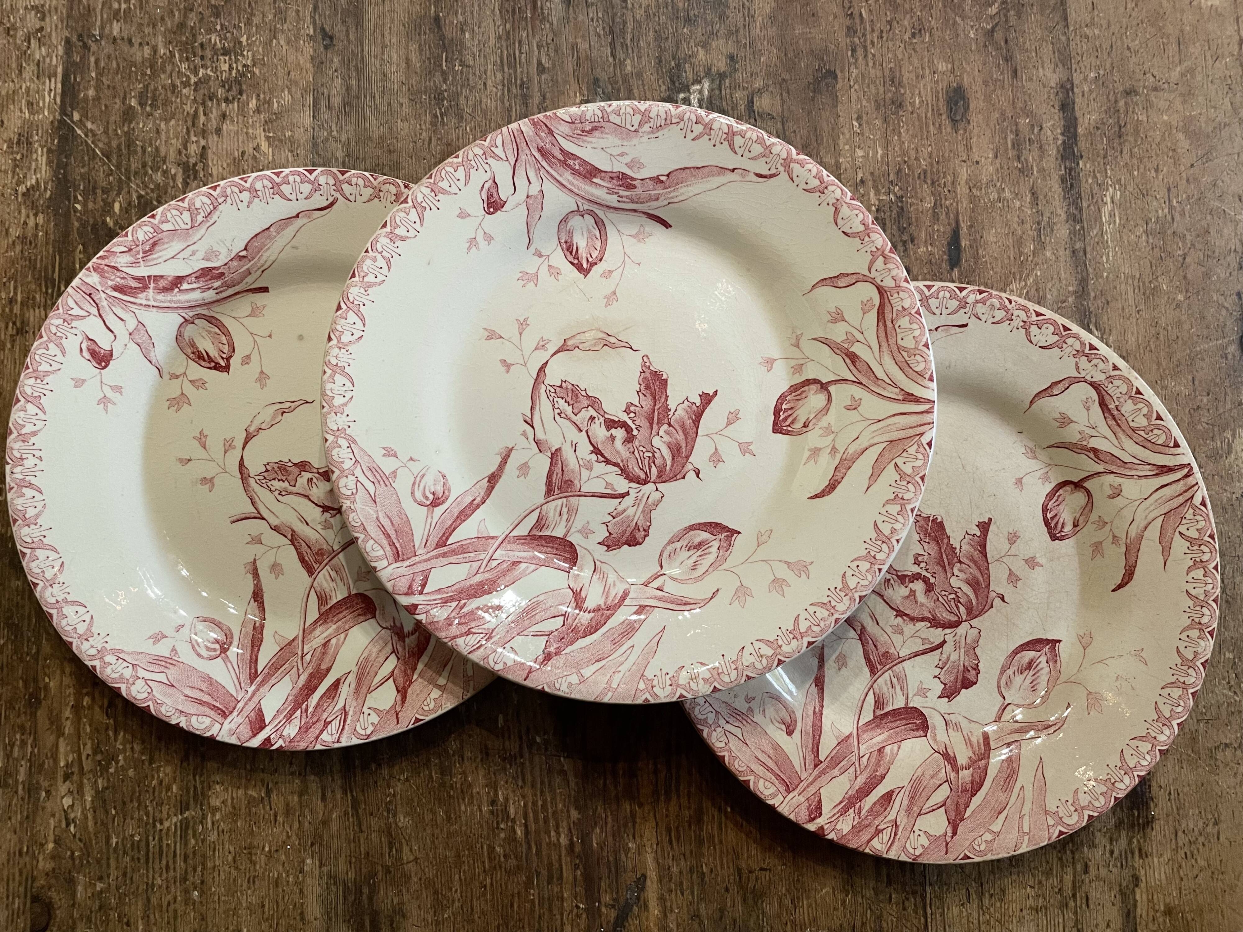 3 plates Terre de Fer Gien model "Tulips"