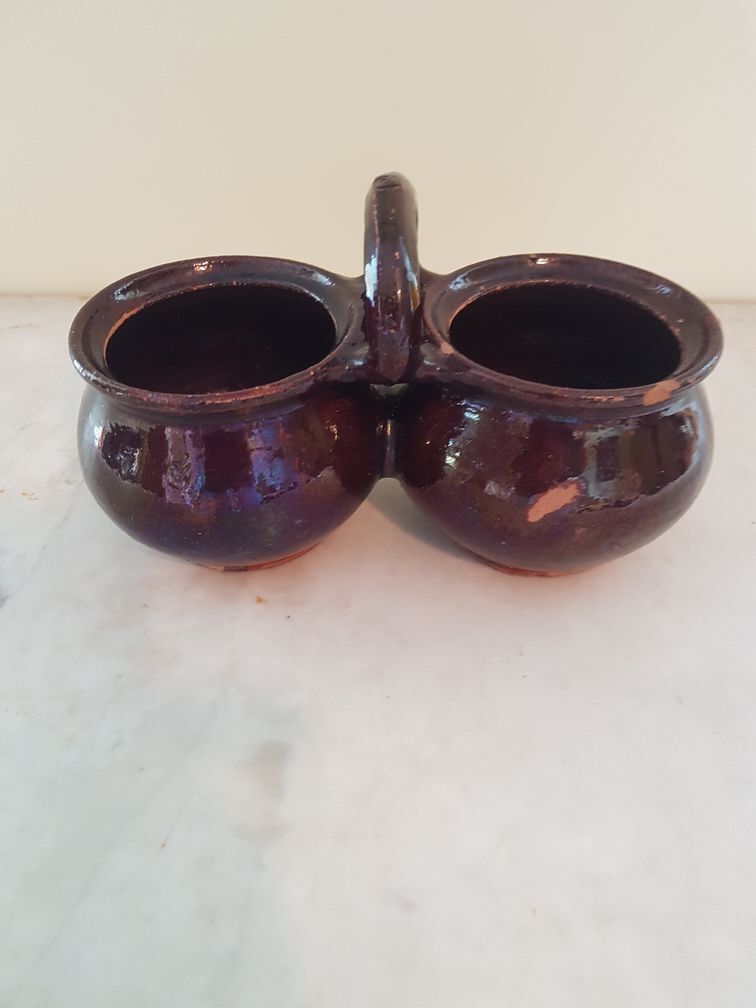 Double pot in varnished sandstone