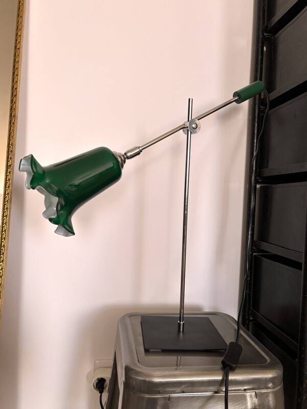 Lampe orientable chromée, tulipe en opaline verte