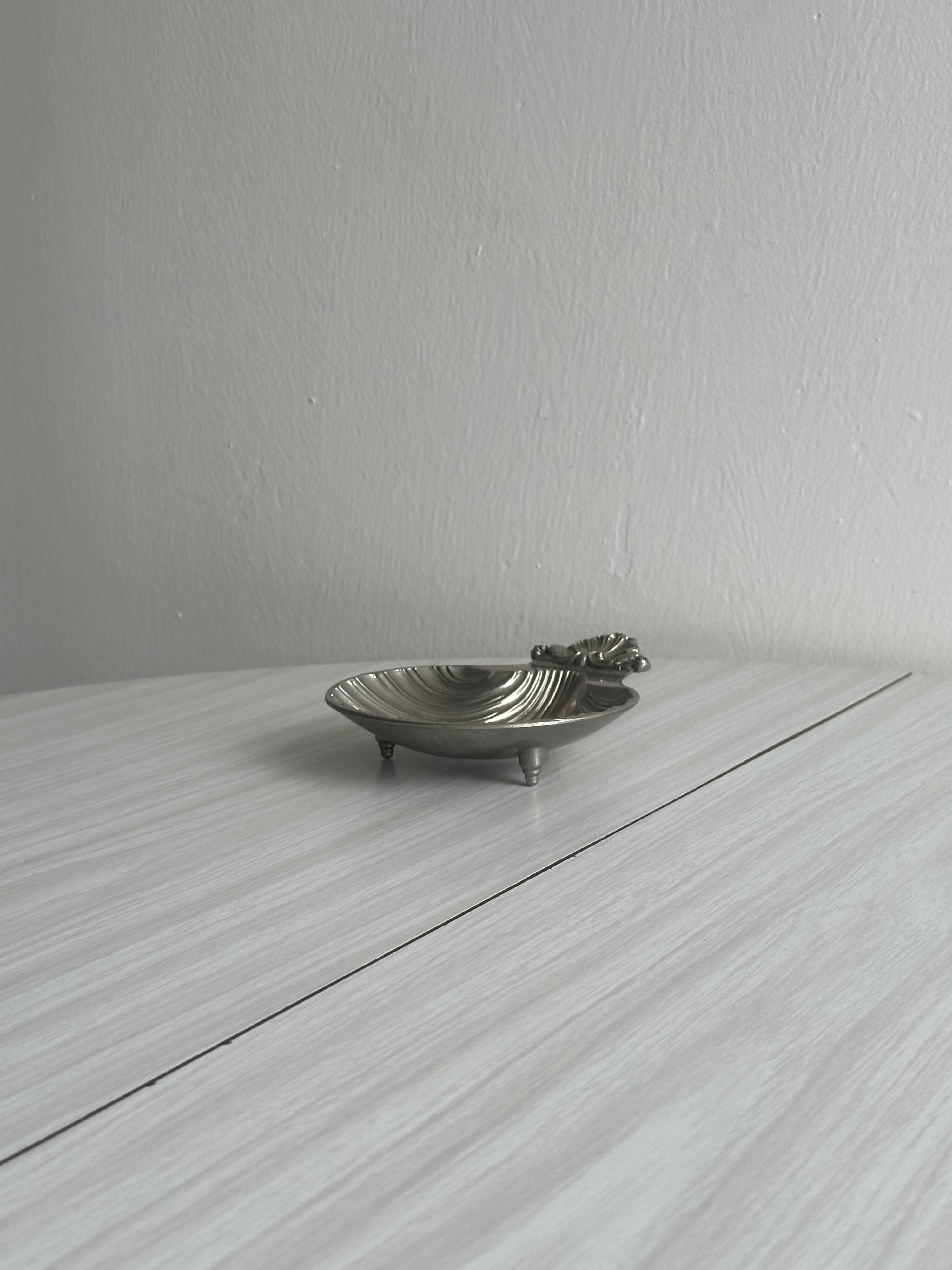 Silver metal shell emptier