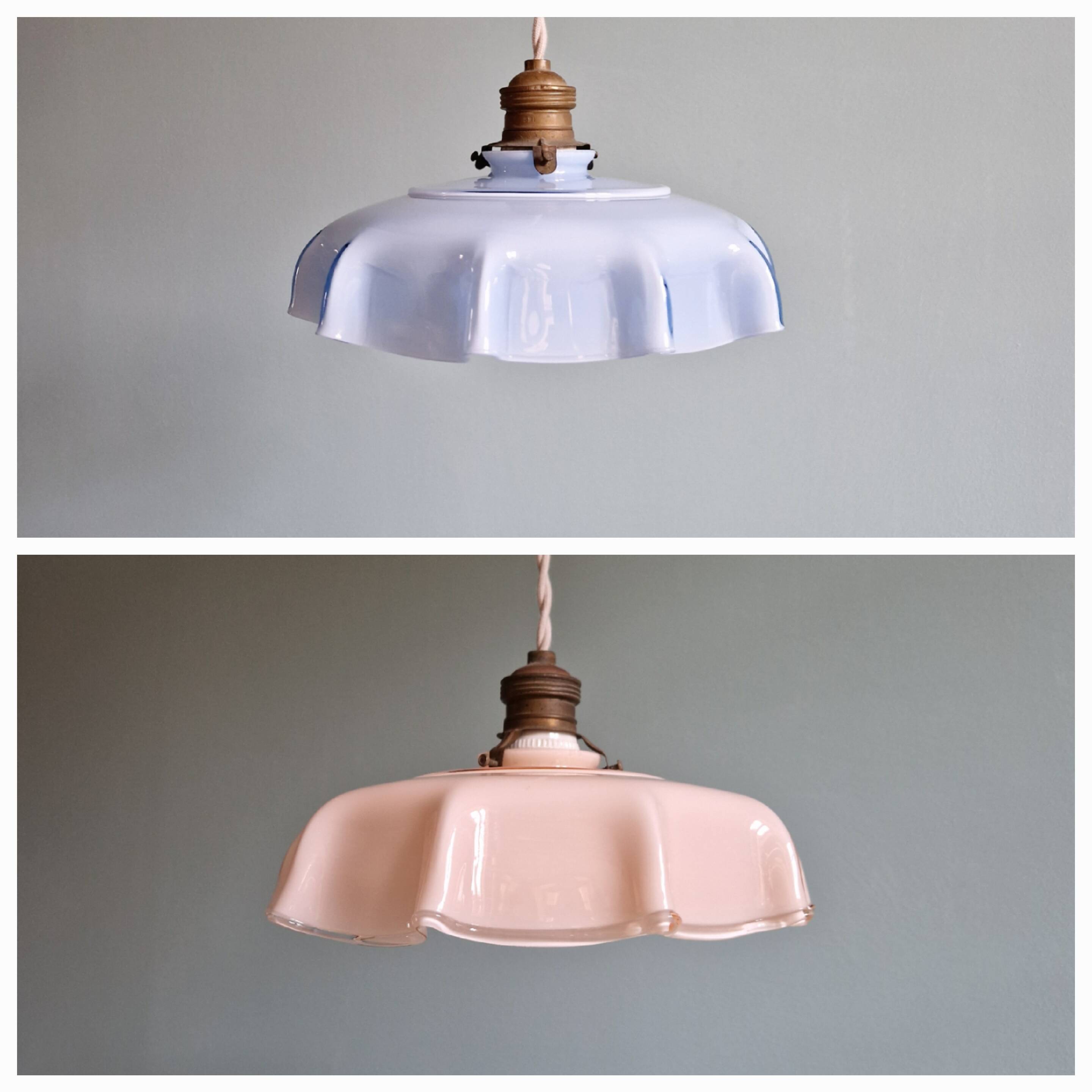 Suspension Art Déco en opaline rose festonnée, années 1920-30