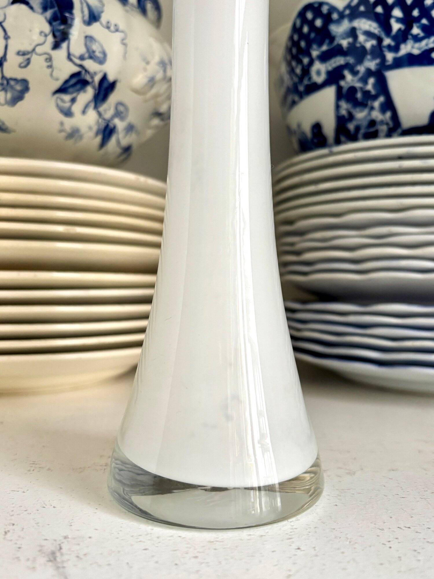Vase, single-flower vase in white opaline