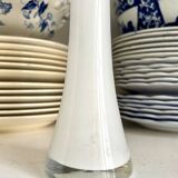Vase, soliflore en opaline blanche