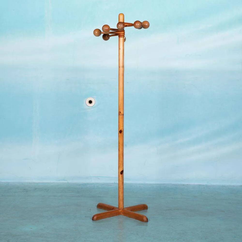 Minimalist organic coat rack in pine from the 1970s in space age style.