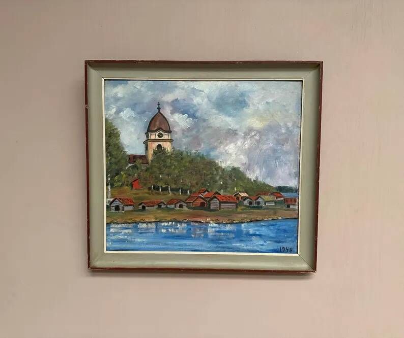 Original Swedish Oil on Panel – “Red Cottages near the Lake” by Unknown Artist 1948 – Vintage & Framed – 63 × 57 cm (24.8" × 22.4")
