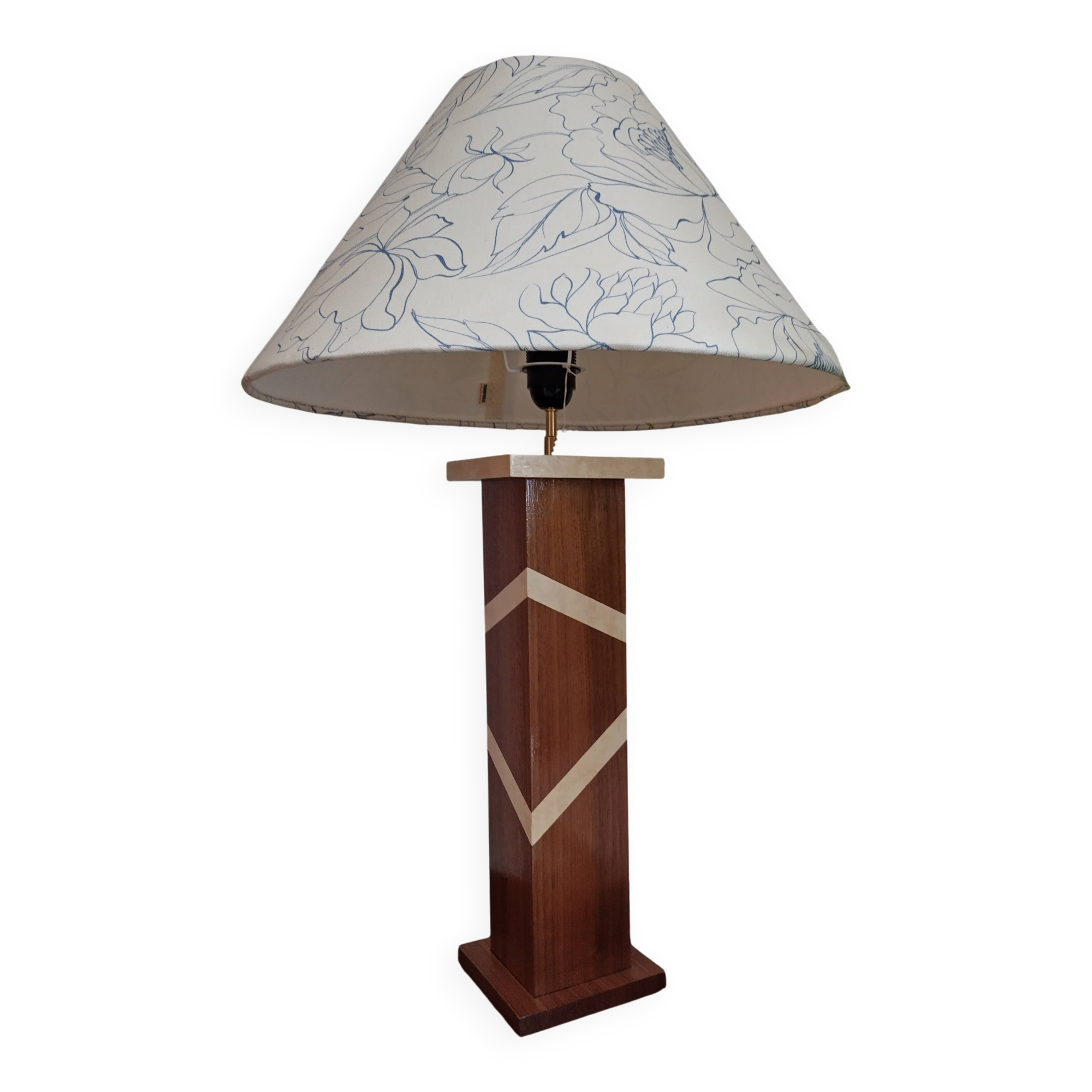 Accent lamp in American walnut veneer.