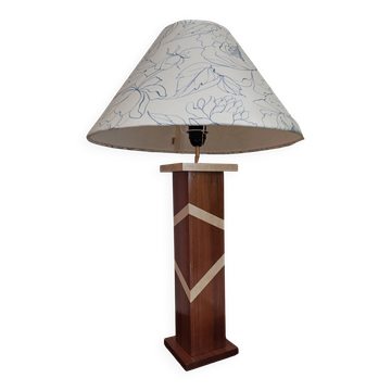 Accent lamp in American walnut veneer.