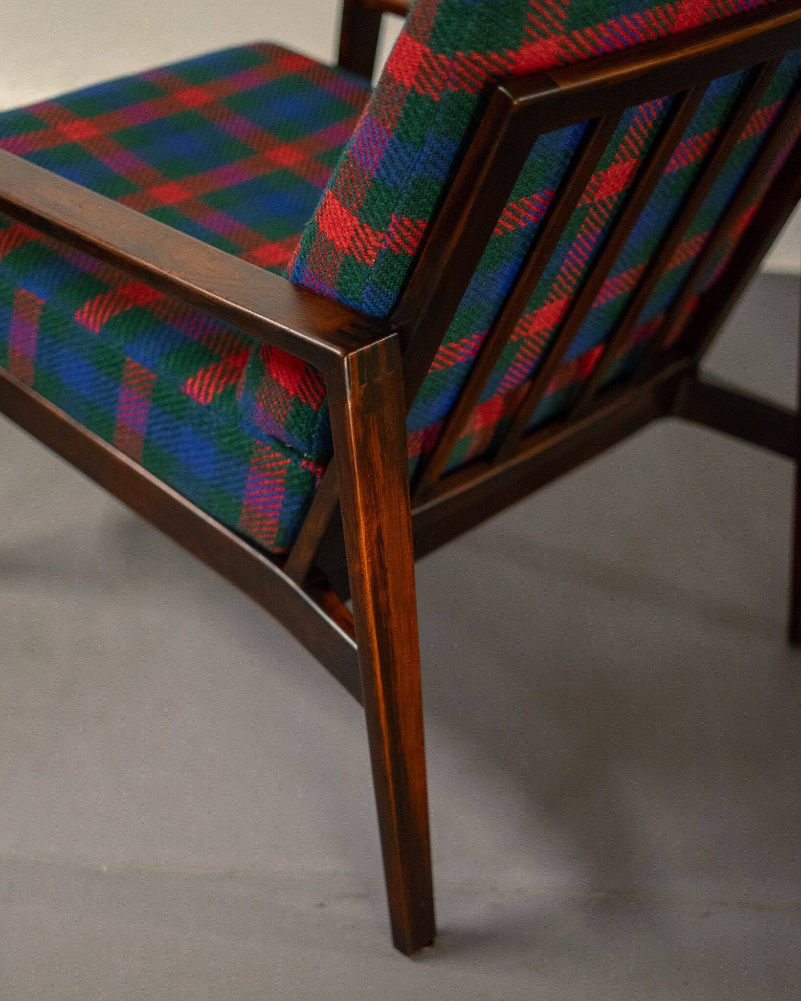 Fauteuil Knoll Antimott en noyer et tartan