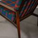 Fauteuil Knoll Antimott en noyer et tartan