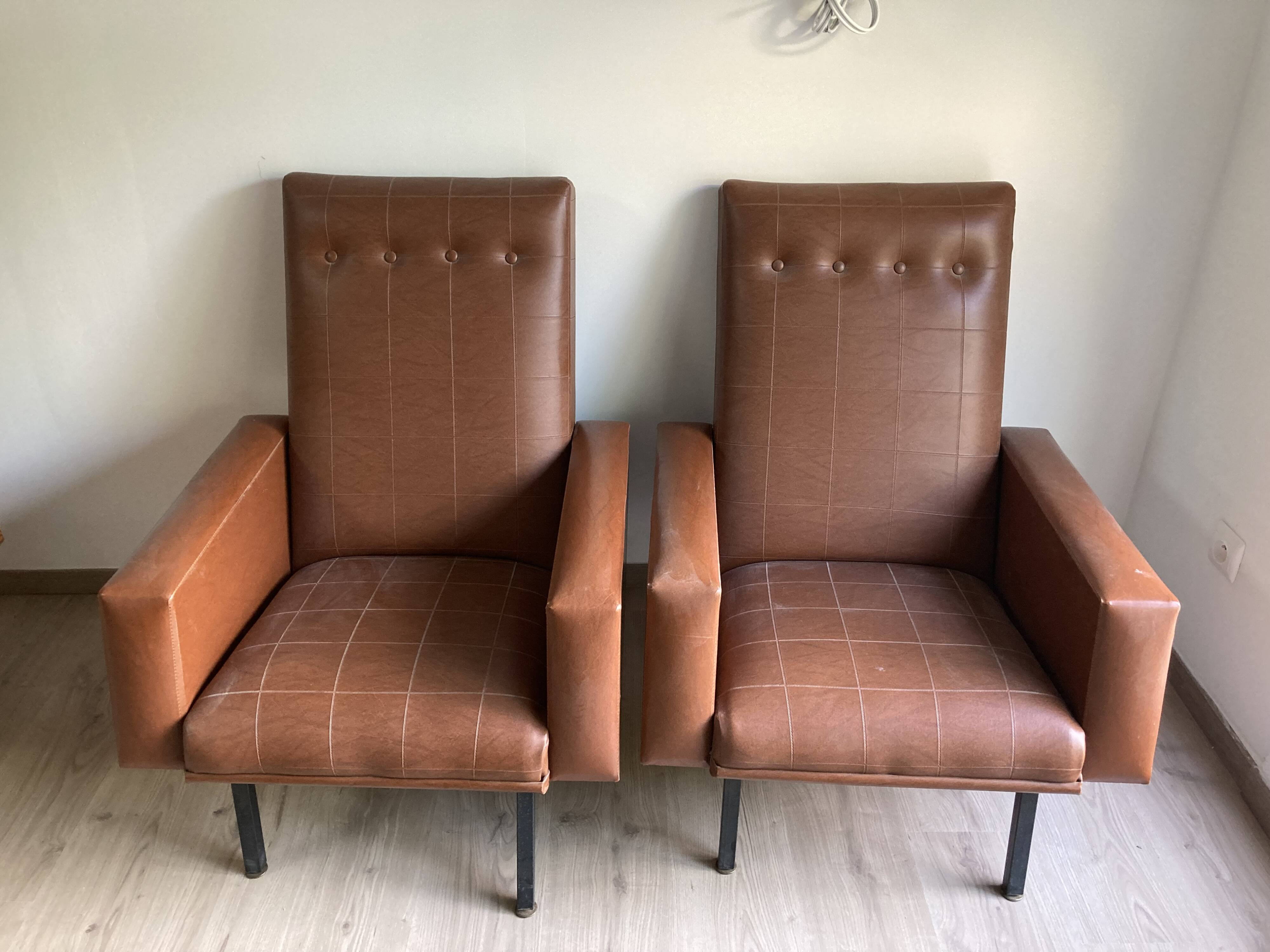Paire de fauteuils en skai marron vintage annees 50