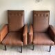 Paire de fauteuils en skai marron vintage annees 50