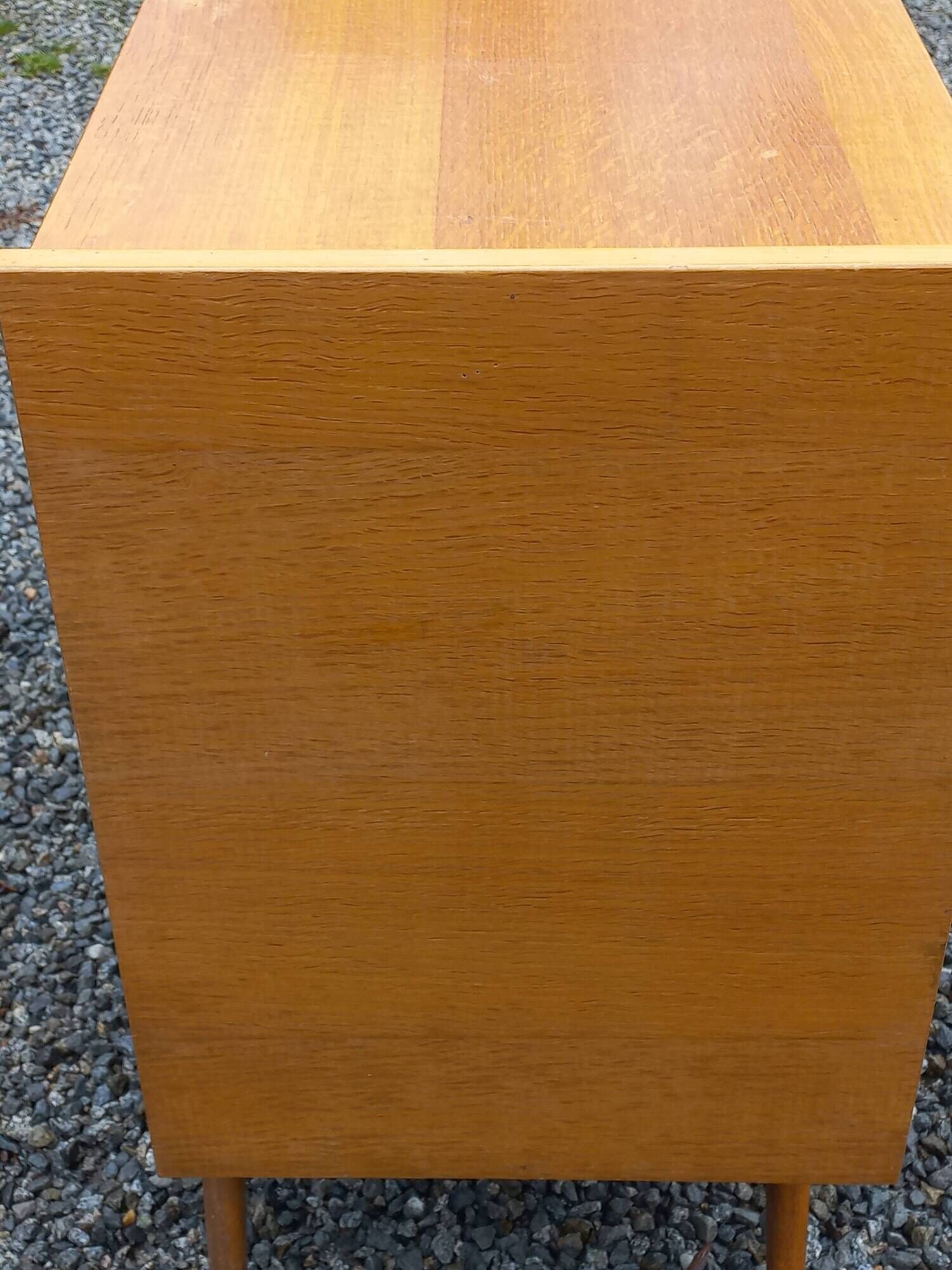 Vintage chest of drawers in light oak and rattan with tapered legs, 3 drawers from the 1950s.