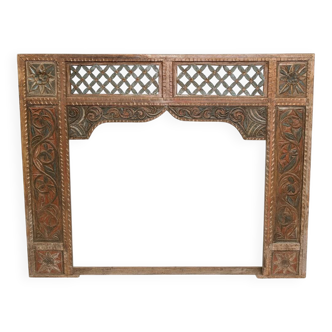Old façade or decorative frame in carved wood, of Indian origin.
