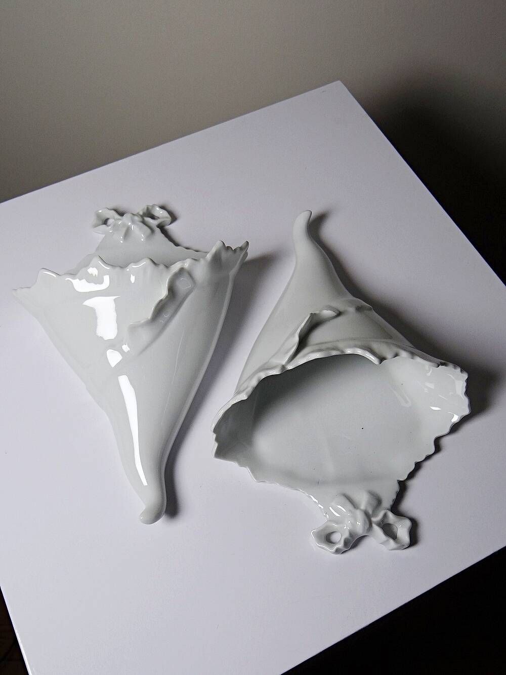 Pair of wall-mounted bouquet holders Giraud Limoges in porcelain, circa 1950-1960.