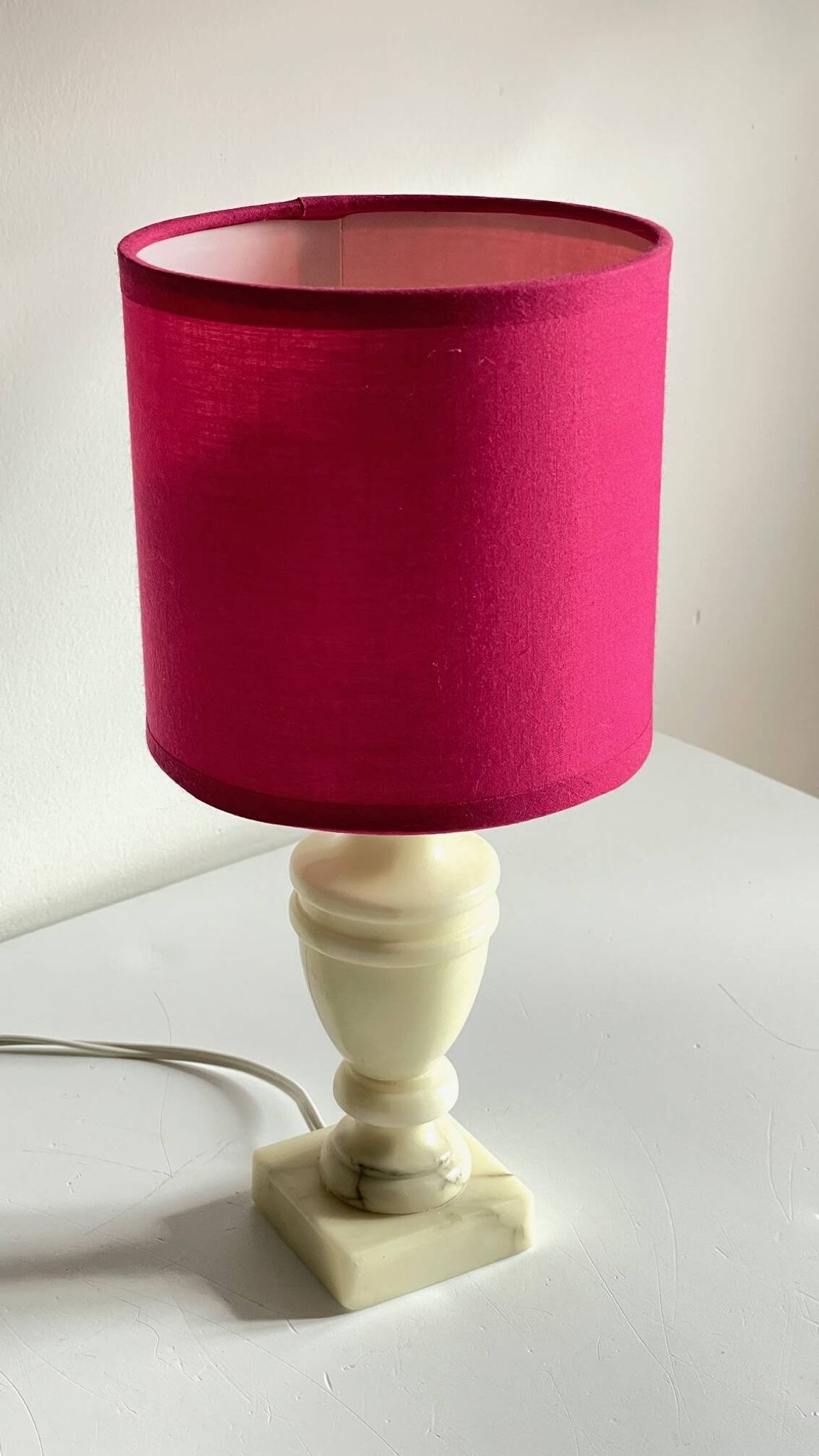 Lampe marbre et tissu fuchsia vintage