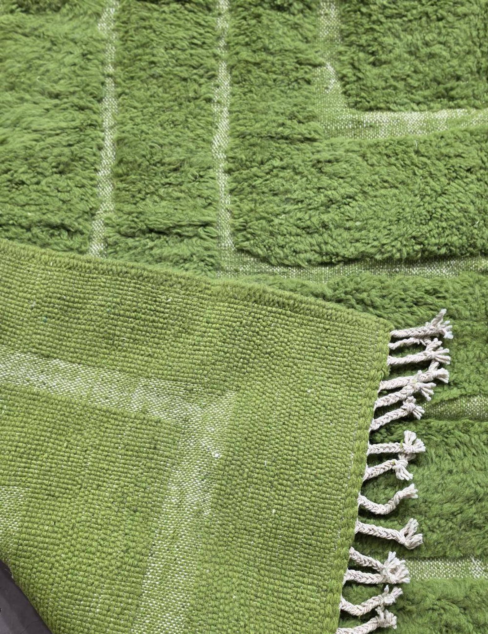 Contemporary Green Carpet - 316 x 242 cm