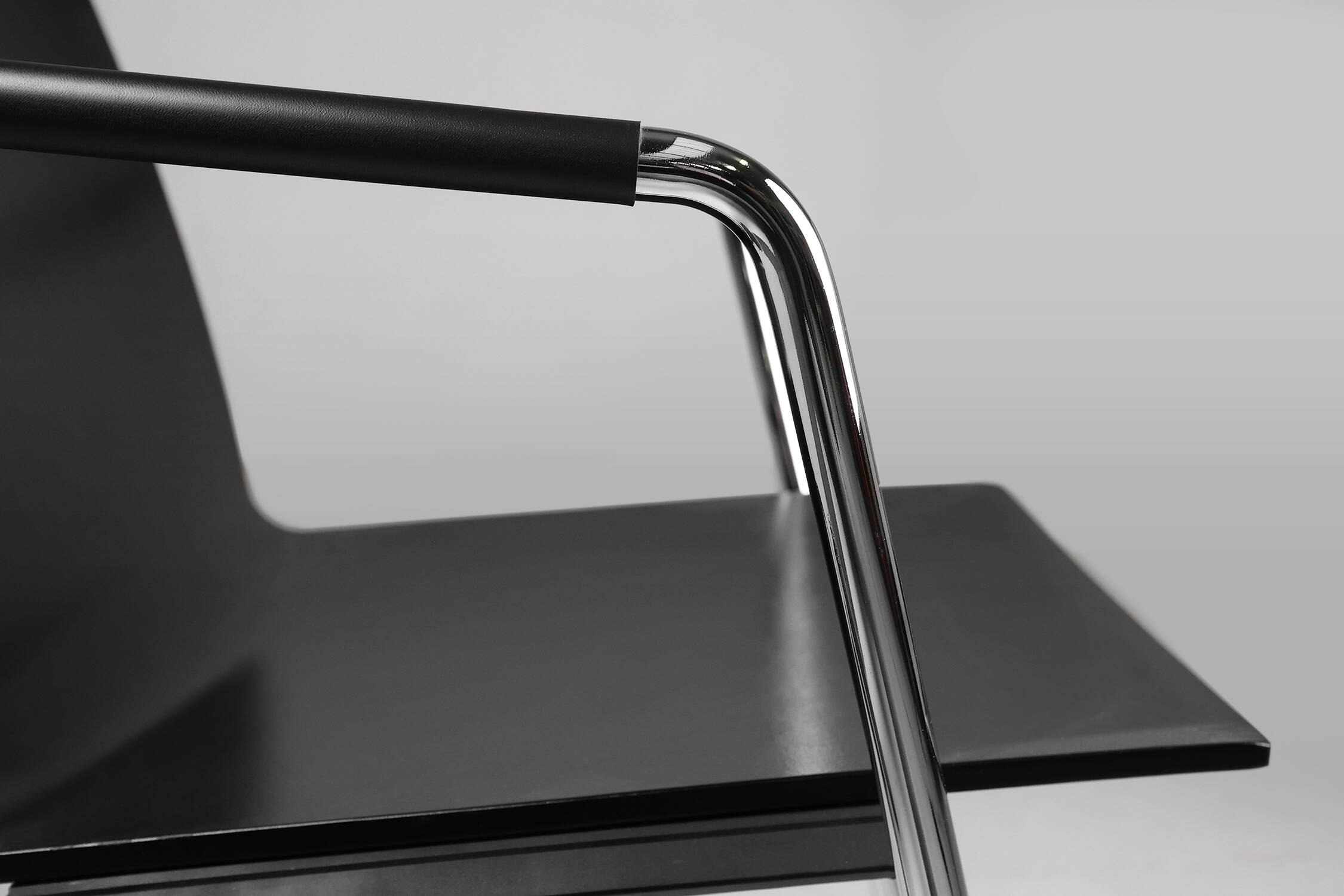 Chaise design moderne noire du milieu du siècle avec accoudoirs, Belgique